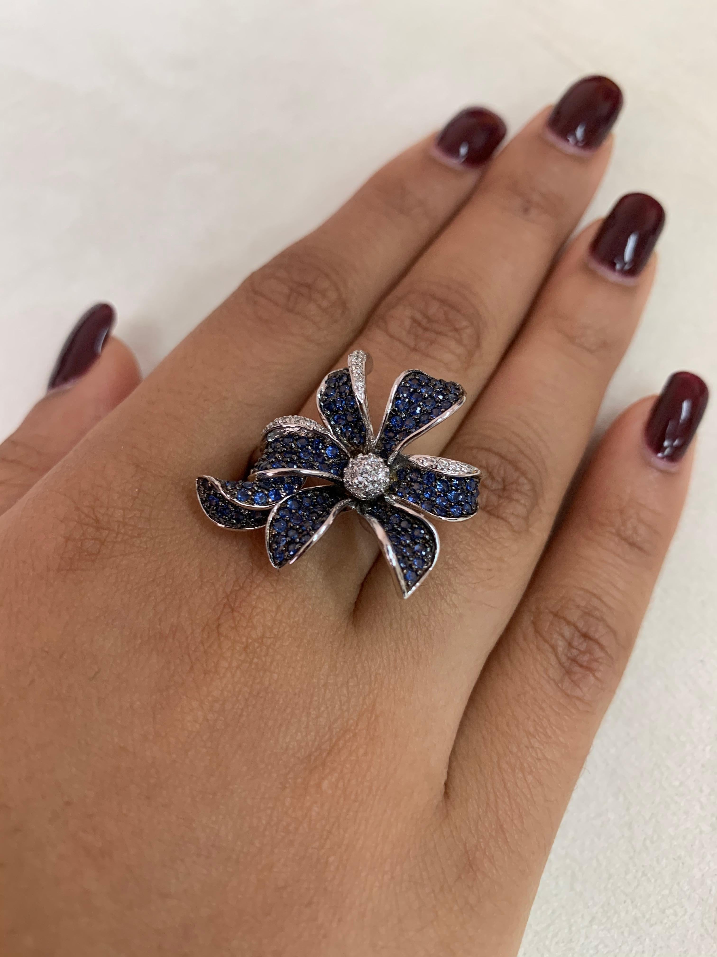 Floral 1.7 Carat Blue Sapphire and Diamond Ring in 14 Karat White Gold In New Condition In Hong Kong, HK