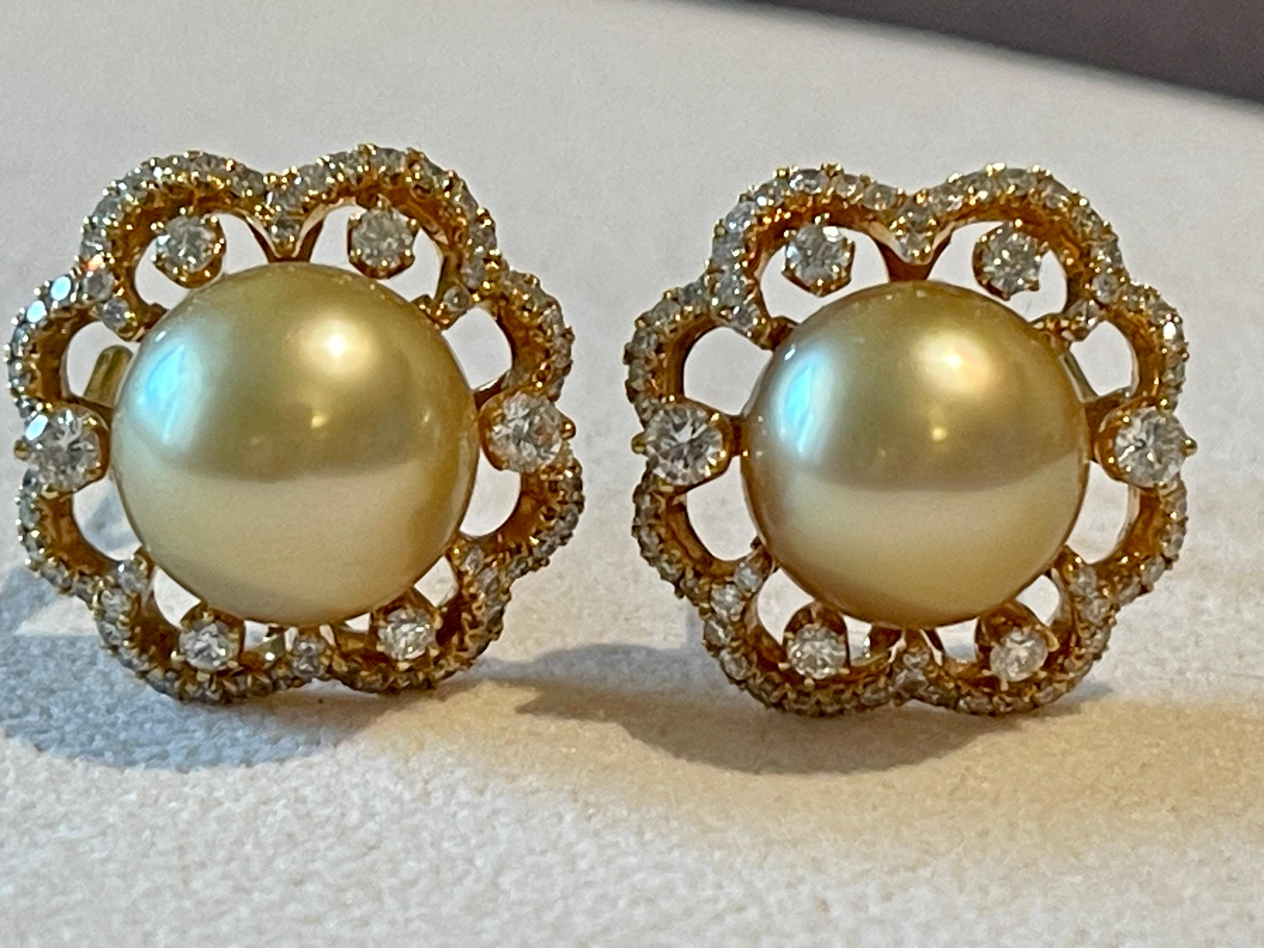 Floral 18 K yellow Gold golden South Sea Pearl Diamond earrings In Excellent Condition For Sale In Zurich, Zollstrasse