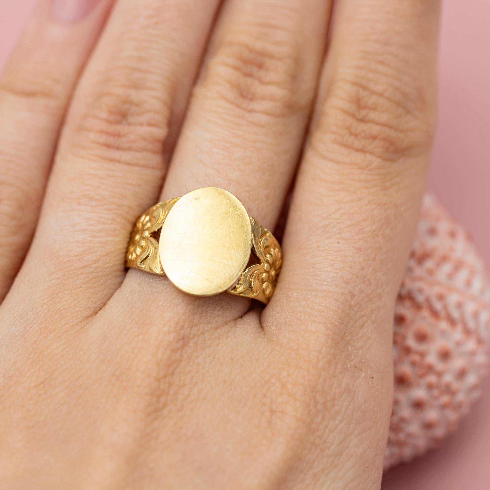 Art Nouveau Floral 18 Karat signet ring - Intaglio ring - solid gold gentleman ring - patina