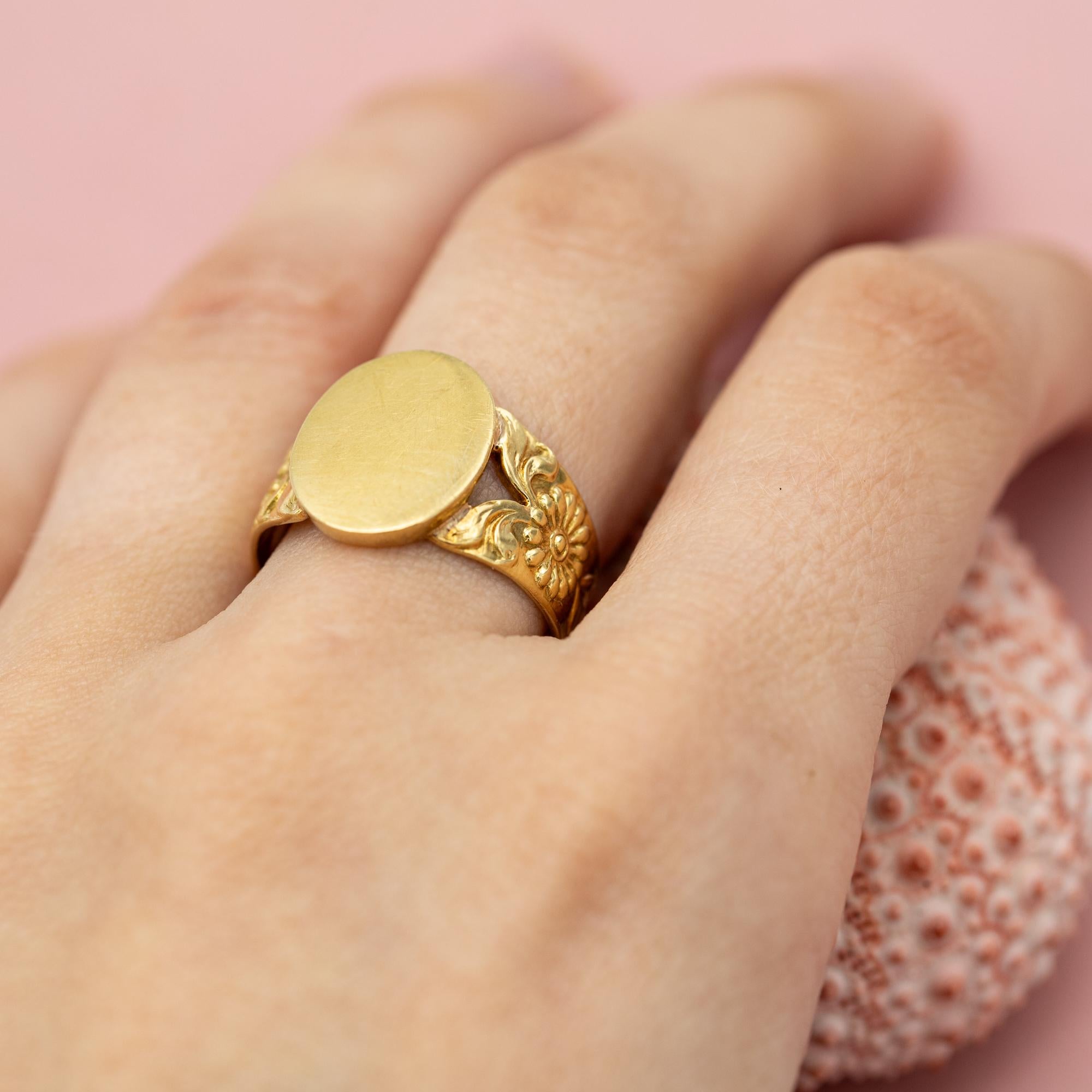 Floral 18 Karat signet ring - Intaglio ring - solid gold gentleman ring - patina In Good Condition In Antwerp, BE