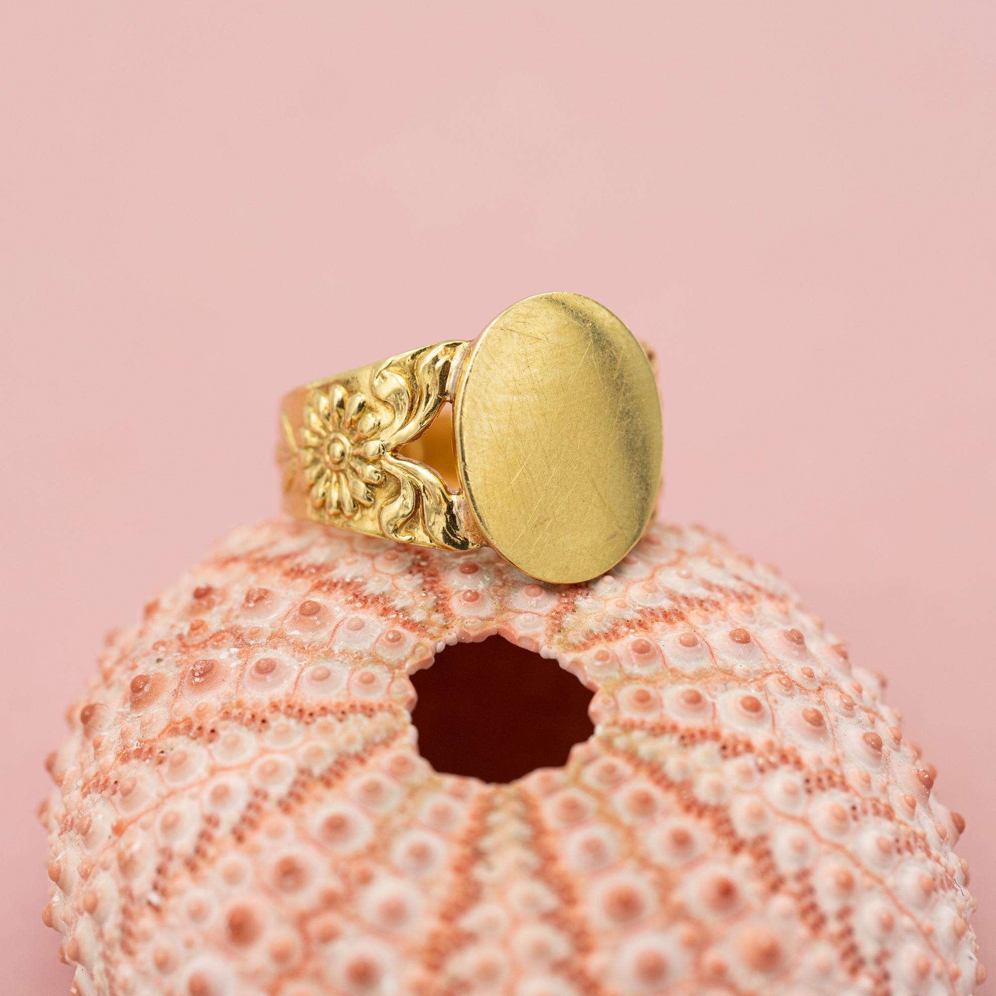 Women's or Men's Floral 18 Karat signet ring - Intaglio ring - solid gold gentleman ring - patina