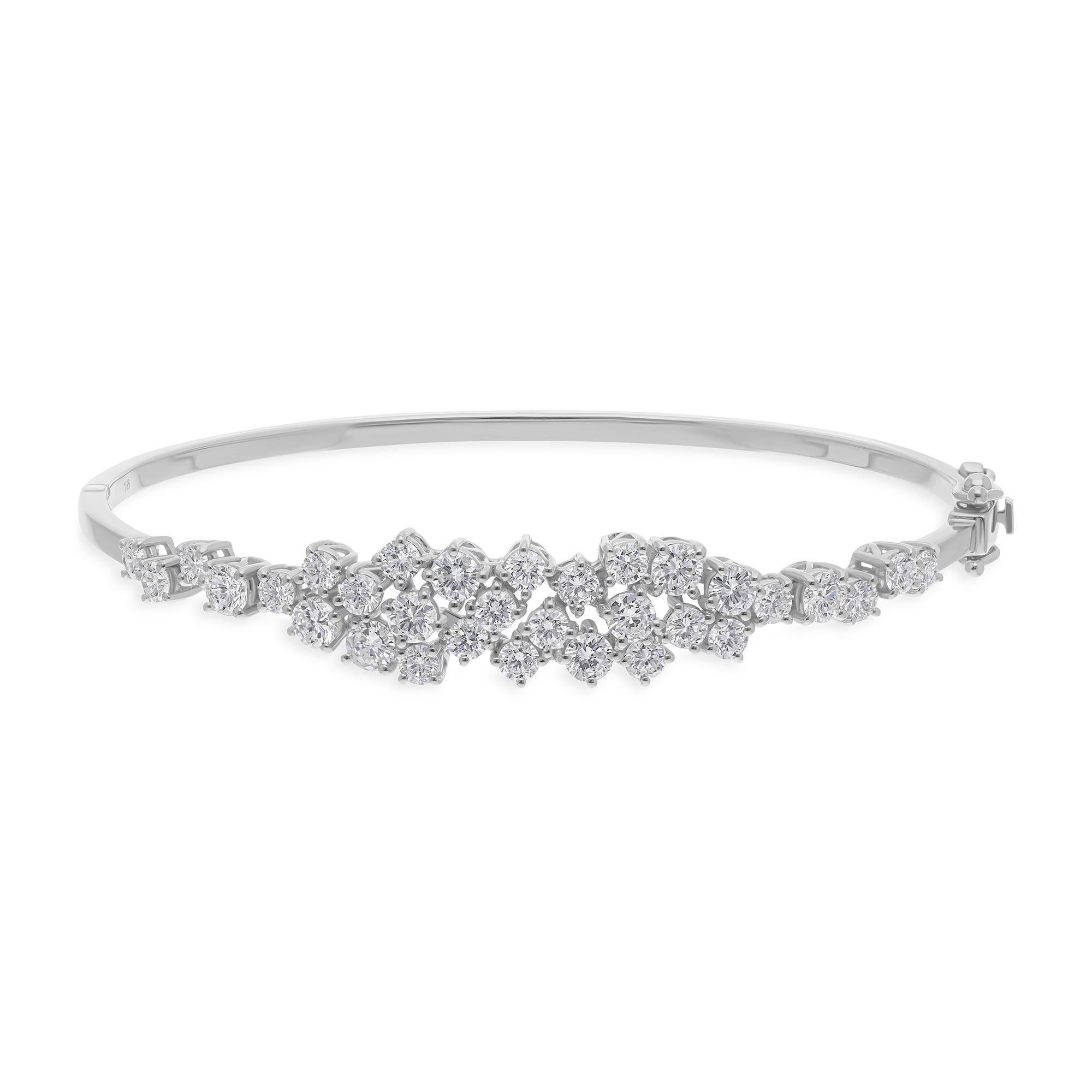 Pulsera brazalete floral de diamantes talla brillante redondos de 2,90 quilates y oro macizo blanco de 14 quilates.
Los diamantes son un símbolo universal de eternidad, fuerza y elegancia, un regalo perfecto para conmemorar hitos o celebrar logros