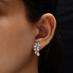 Orecchini floreali con diamanti naturali a grappolo da 2,96 carati, oro bianco 18 carati