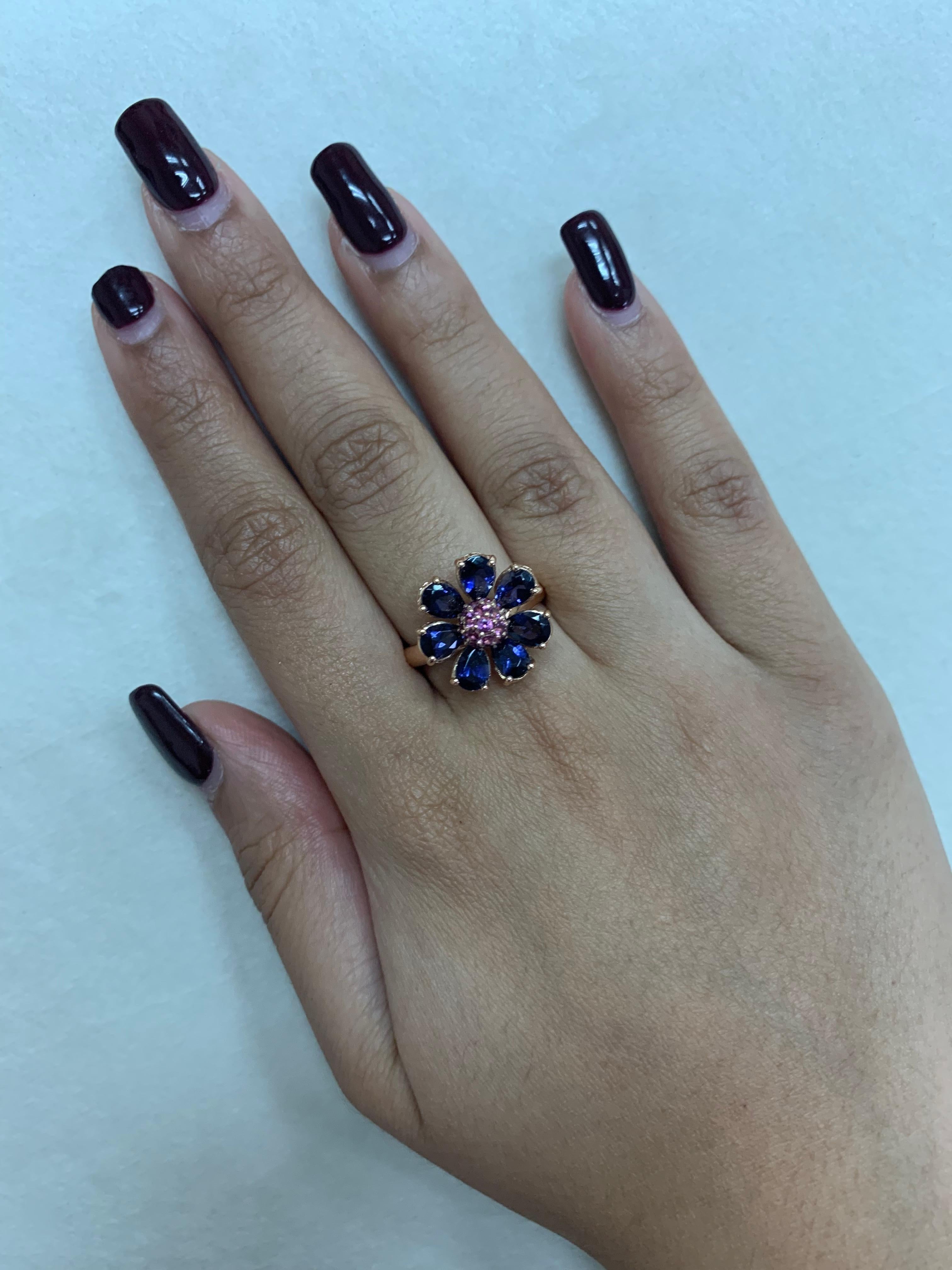 Floral 3.3 Carat Iolite and Rhodolite Ring in 14 Karat Rose Gold In New Condition For Sale In Hong Kong, HK