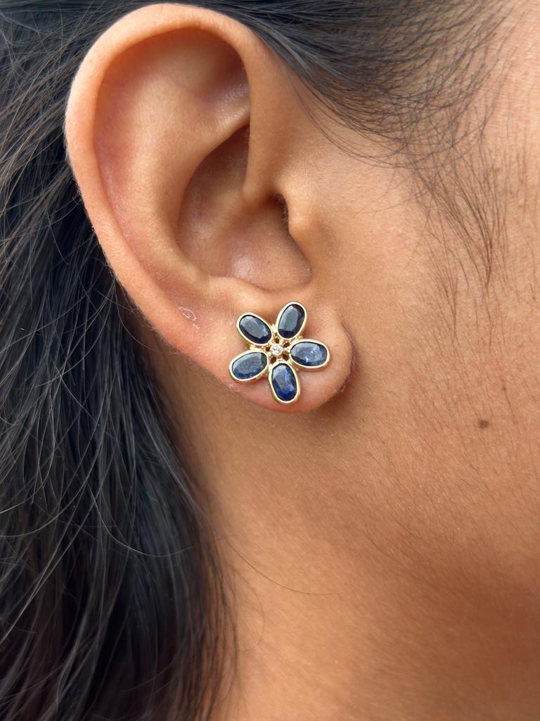Art Deco Floral 3.5 ct Blue Sapphire and Diamond Stud Earrings in 18K Yellow Gold For Sale