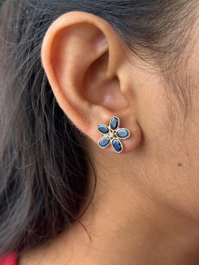 Floral 3.5 ct Blue Sapphire and Diamond Stud Earrings in 18K Yellow Gold In New Condition For Sale In New York, NY