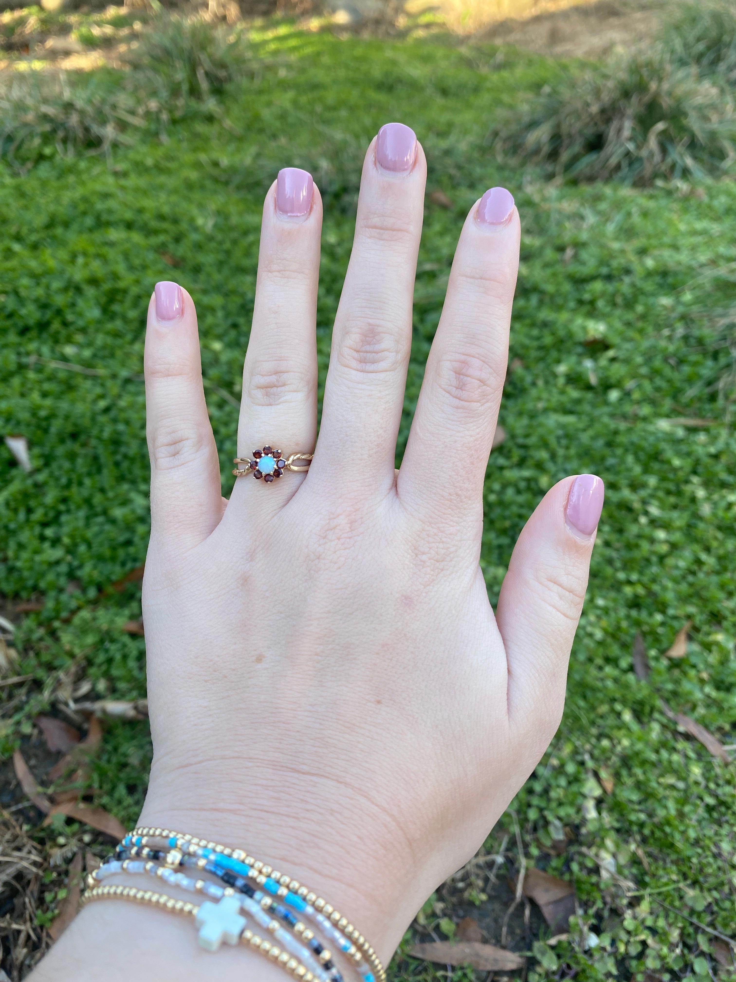Floral .40ctw Granat und Opal Cocktail-Ring, 14k Gelbgold, Ring Größe 6 1