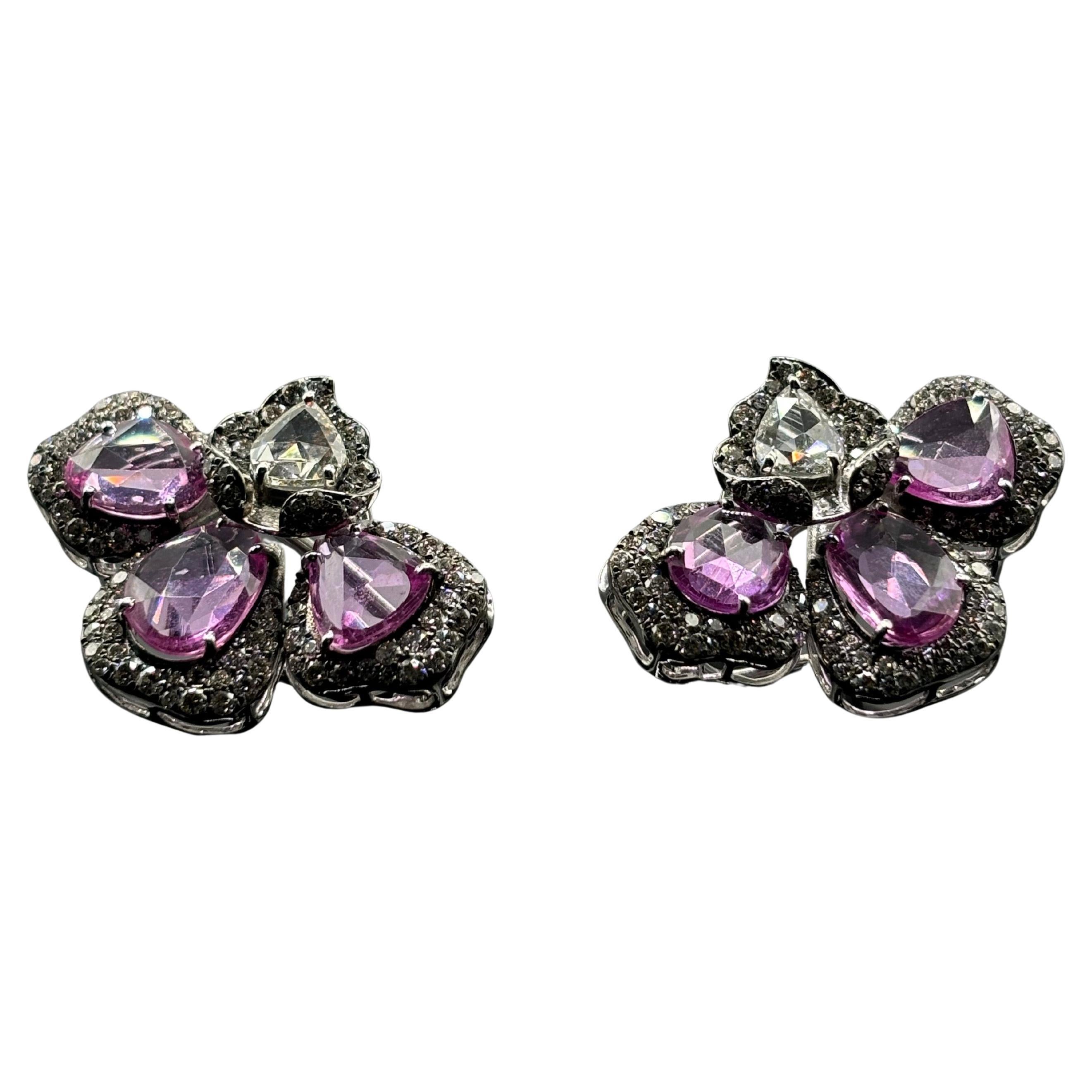 Una bellissima e scintillante coppia di  borchie con zaffiri rosa e diamanti taglio rosa, con fondello a leva. La lucidatura al rodio nero dell'oro 18 carati rende questi orecchini un paio davvero unico, che si completa con gli zaffiri rosa e i