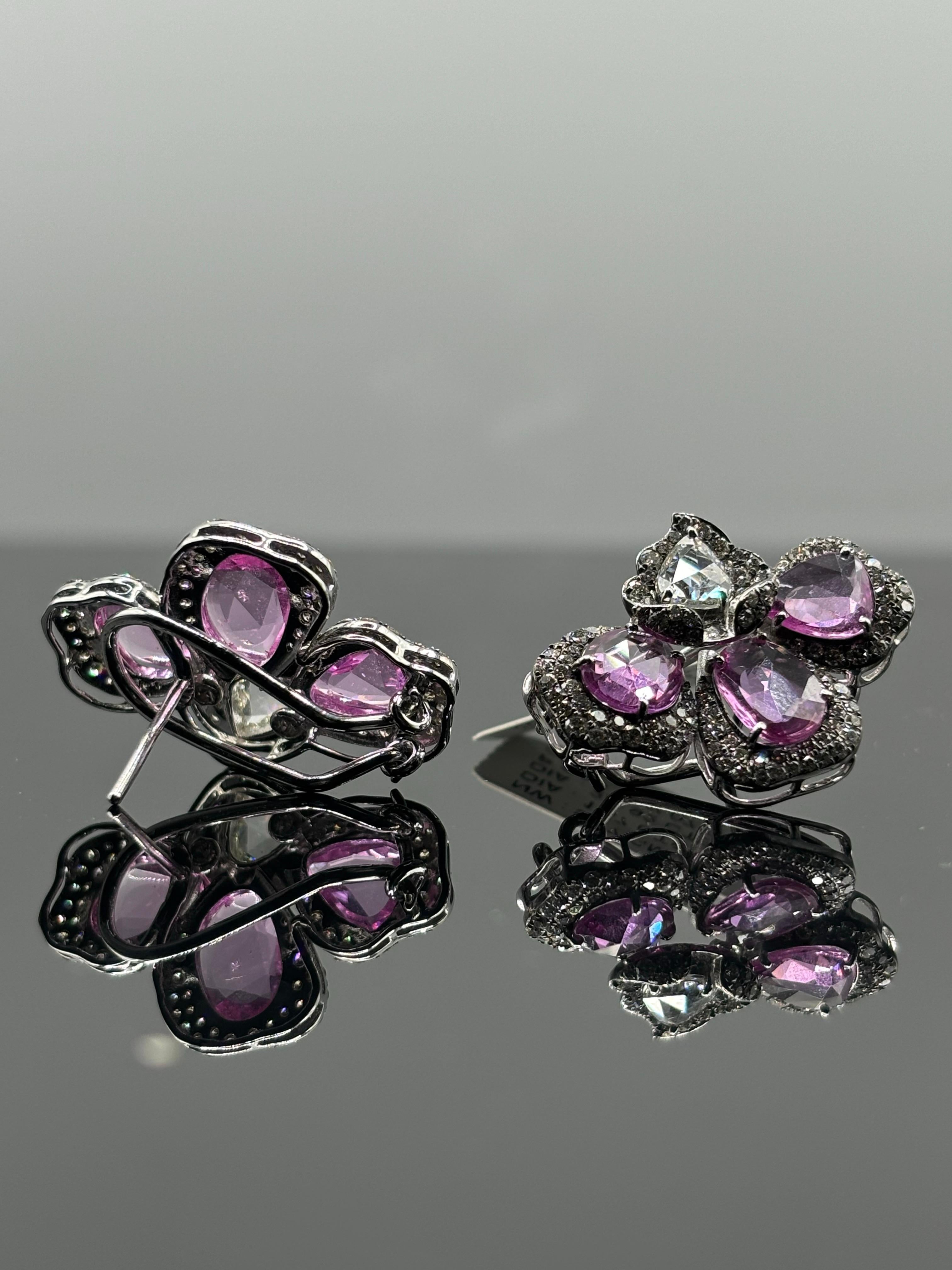 Moderno Borchie floreali con zaffiro rosa da 7,07 carati e diamante da 2,59 carati in oro 18 carati in vendita