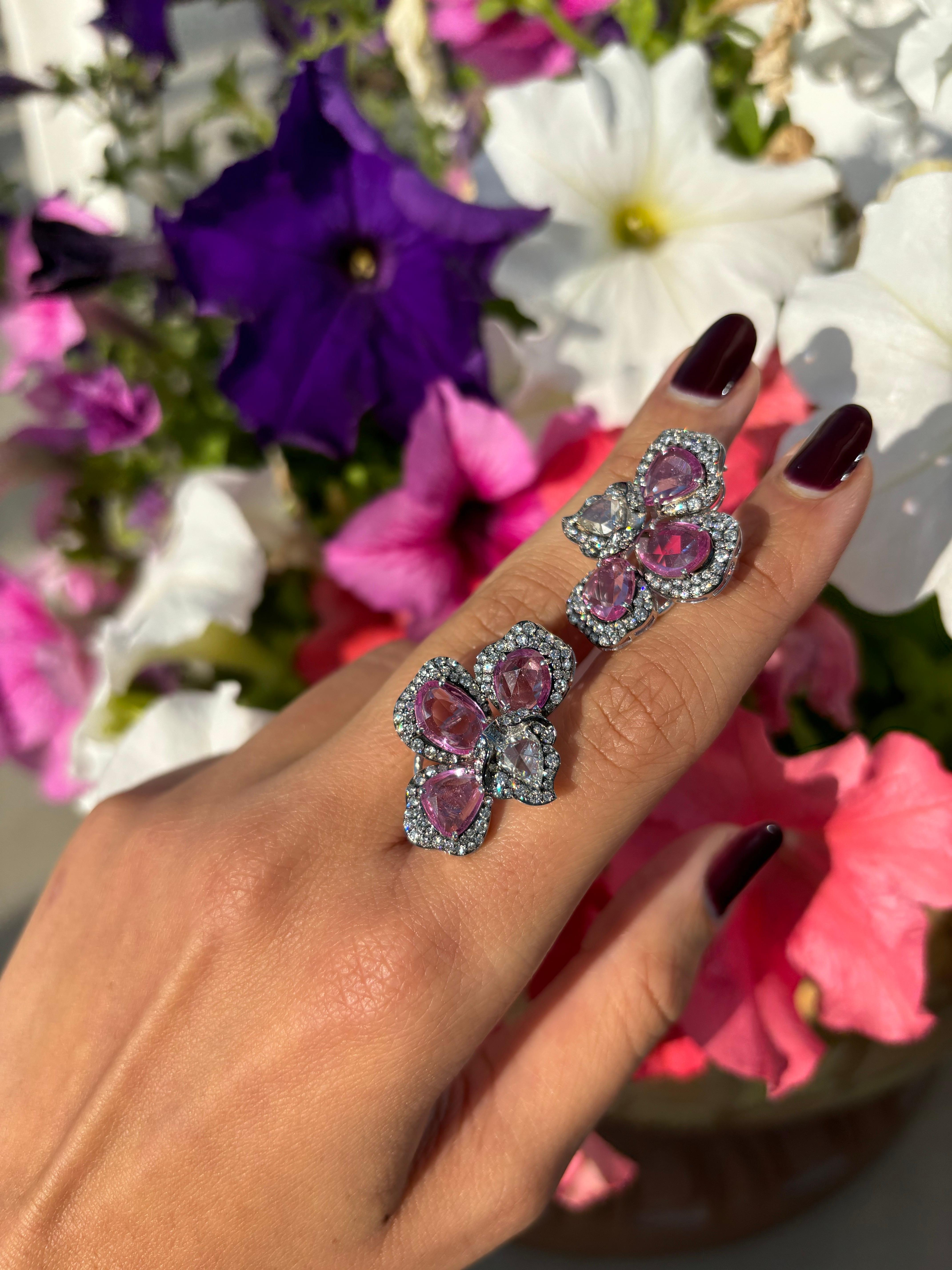 Borchie floreali con zaffiro rosa da 7,07 carati e diamante da 2,59 carati in oro 18 carati In condizioni Nuovo in vendita a Bangkok, Thailand