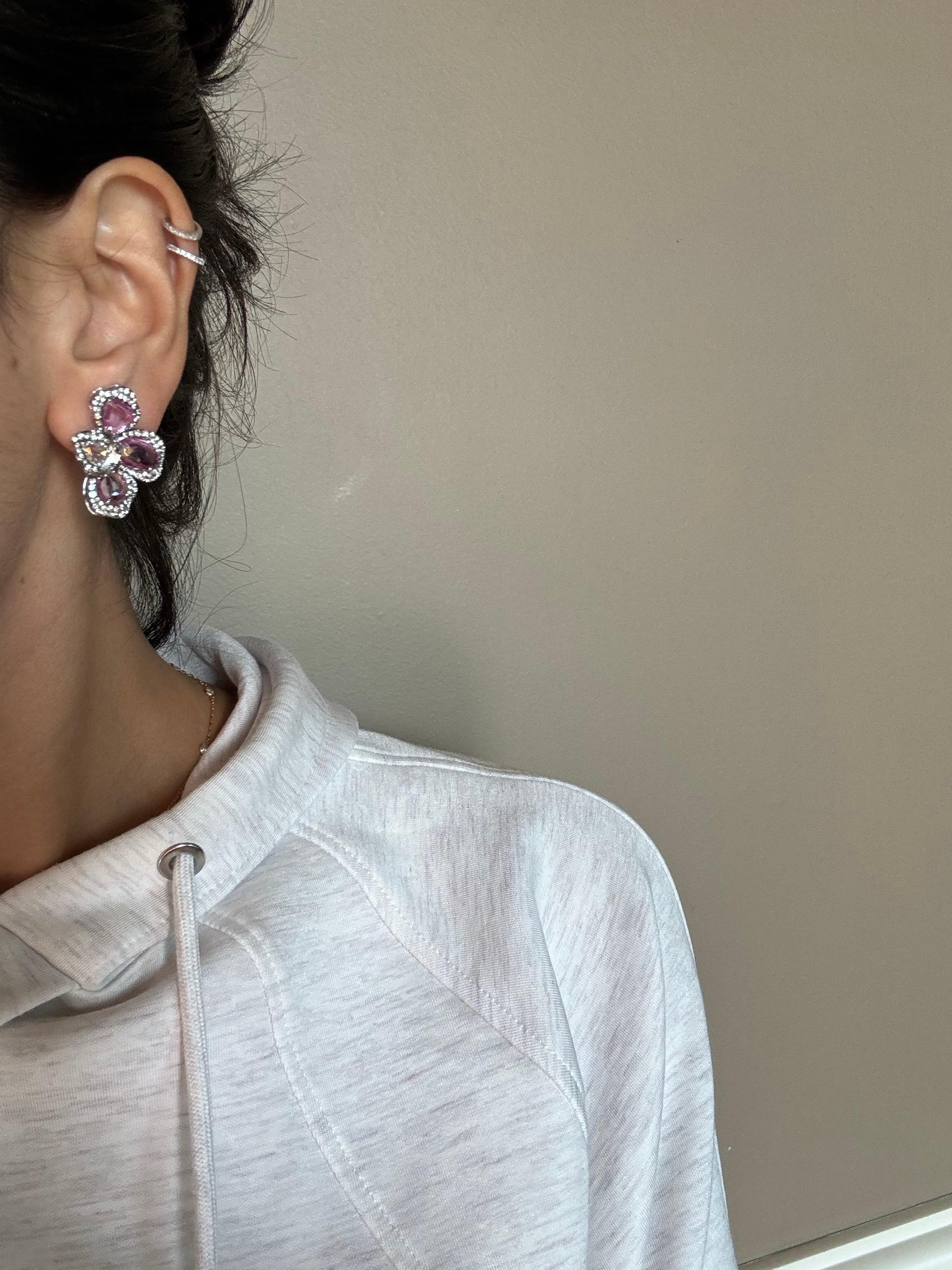Donna Borchie floreali con zaffiro rosa da 7,07 carati e diamante da 2,59 carati in oro 18 carati in vendita