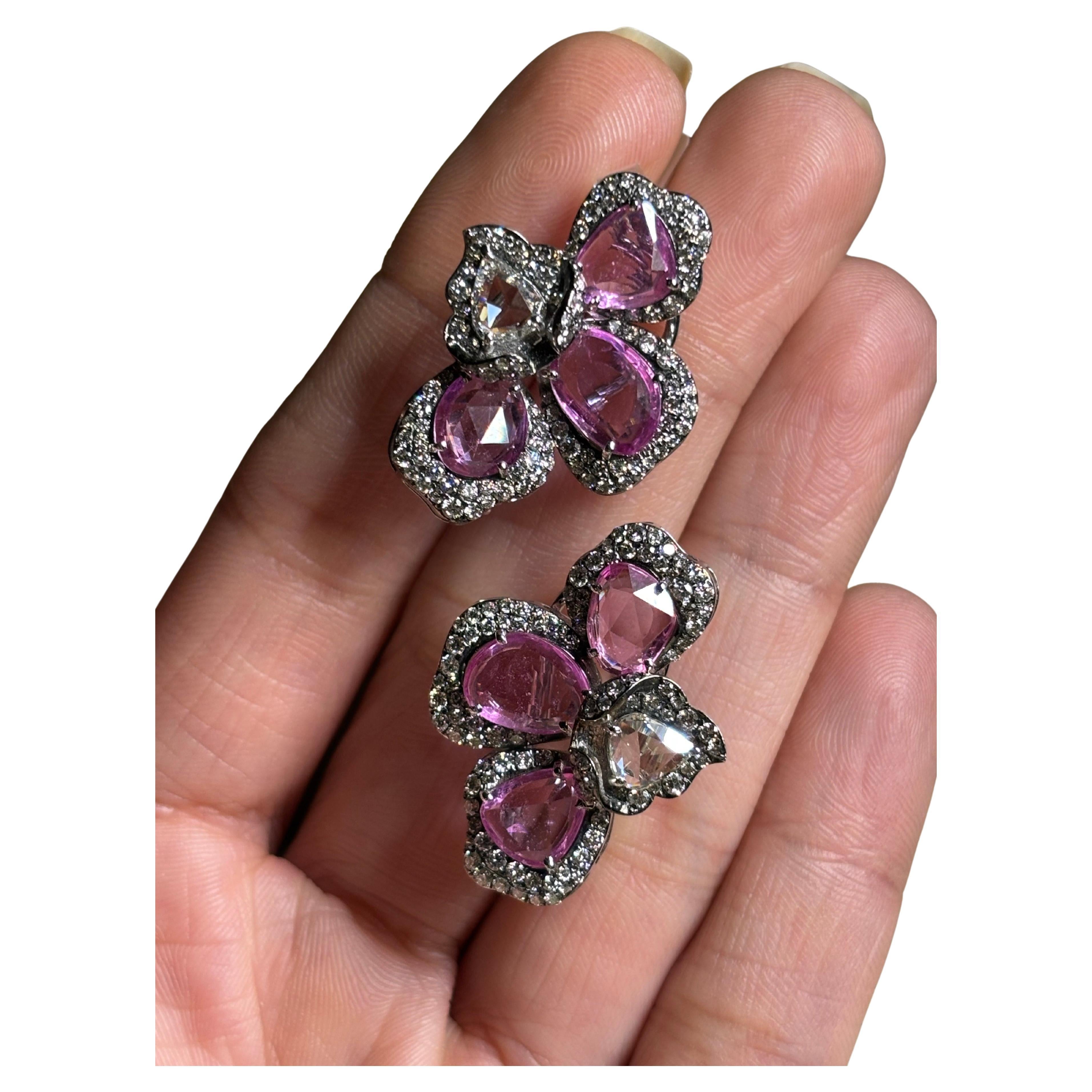 Borchie floreali con zaffiro rosa da 7,07 carati e diamante da 2,59 carati in oro 18 carati in vendita