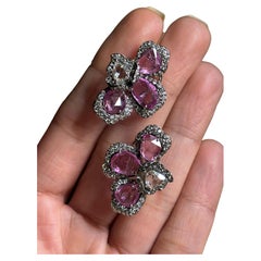 Borchie floreali con zaffiro rosa da 7,07 carati e diamante da 2,59 carati in oro 18 carati