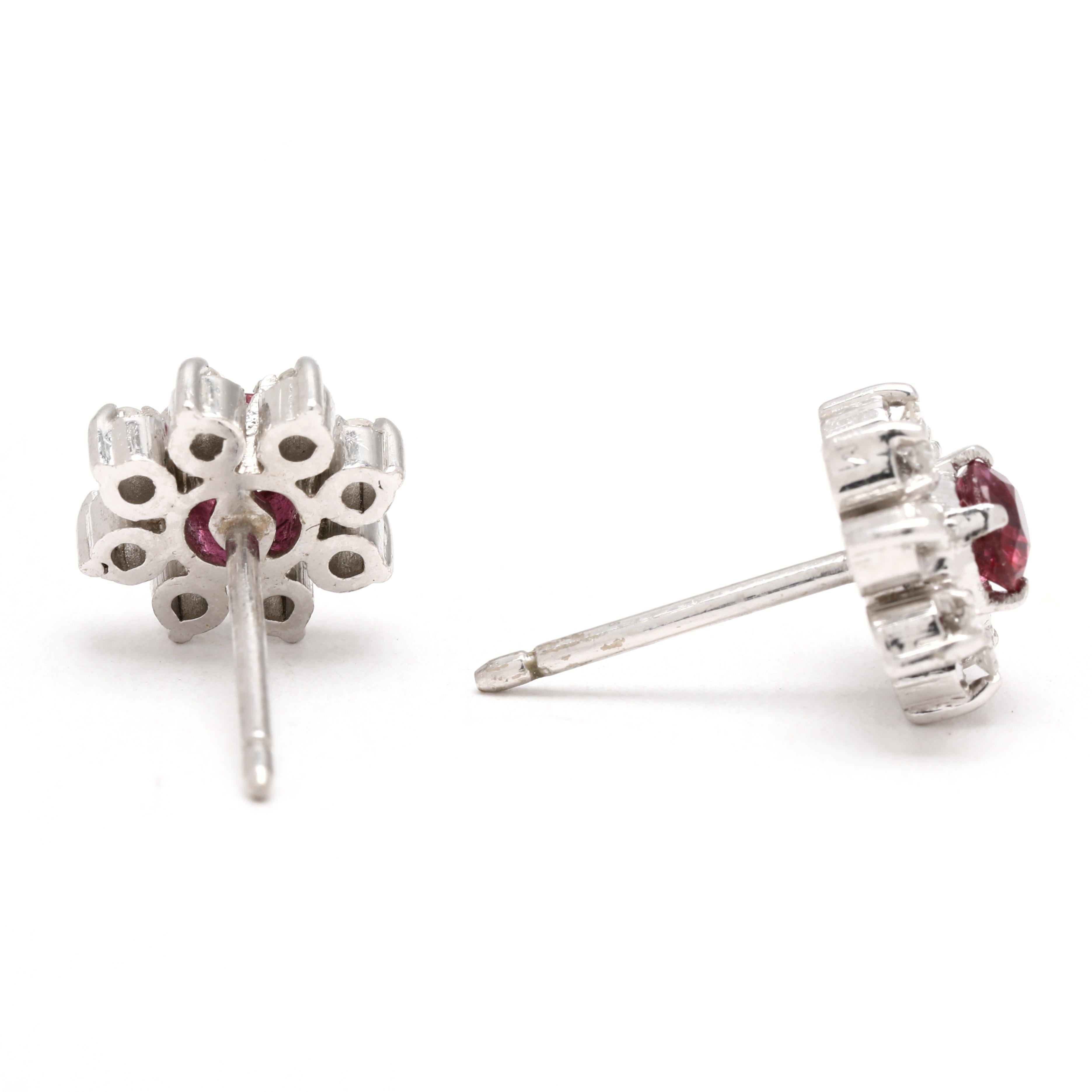 Pierres :
rubis, 2 pierres
coupe ovale
4 x 3.5 mm
environ .60 carats au total
diamants, 16 pierres
coupe unique ronde
1,1 - 1,2 mm
environ .10 carats au total
Couleur H-I, pureté SI1-I1

Longueur : 10,2 mm

Largeur : 9,2 mm

Poids : 2,7 dwts. / 4,2