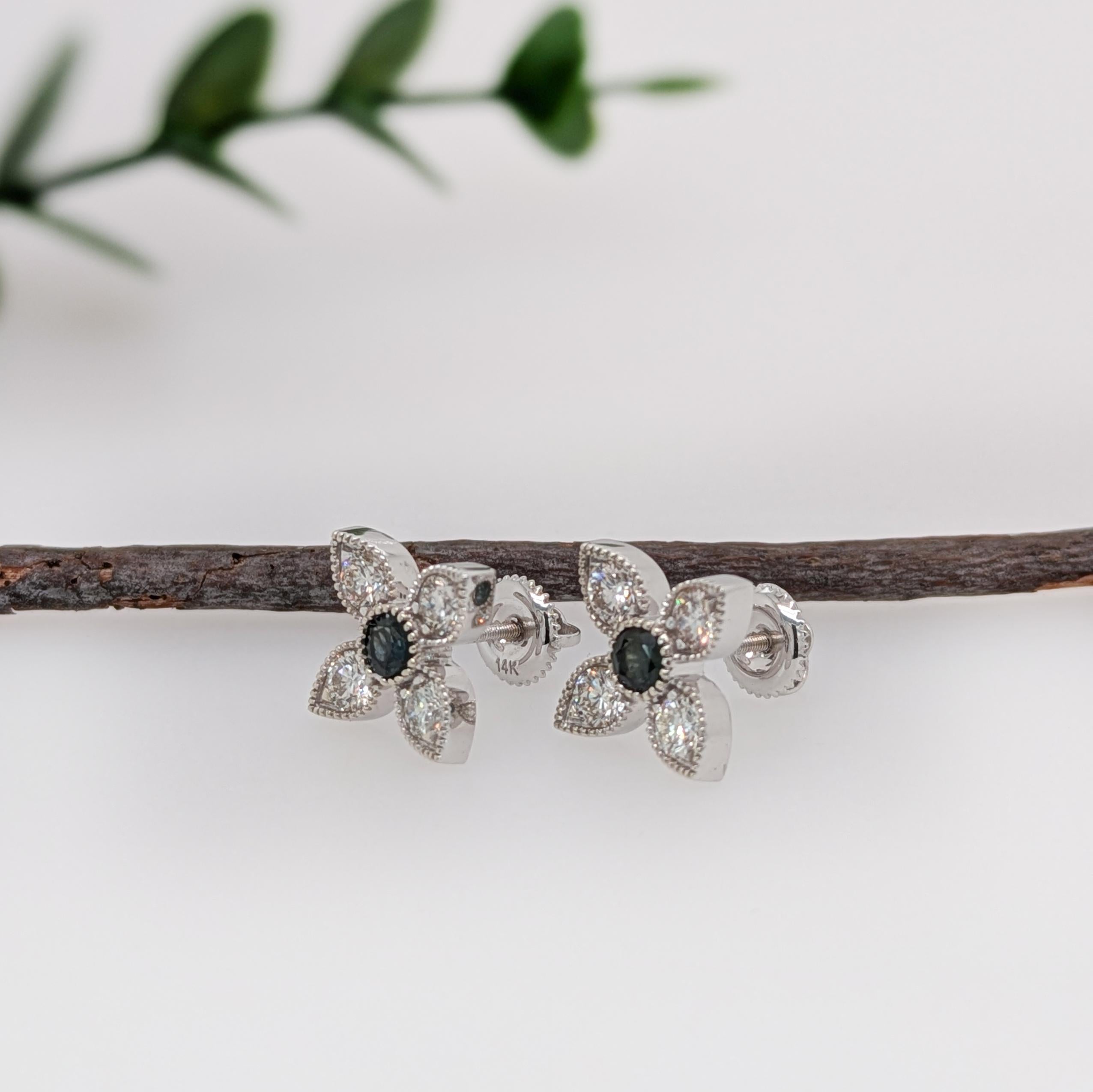 Questi bellissimi orecchini a perno presentano due alessandriti da 0,42 carati con diamanti naturali estratti dalla terra, il tutto incastonato in oro bianco massiccio 14 carati con dettagli in milgrain. Questi orecchini sono un bellissimo regalo di