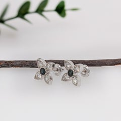 Orecchini con alessandrite floreale e accenti di diamanti naturali in oro bianco massiccio 14K