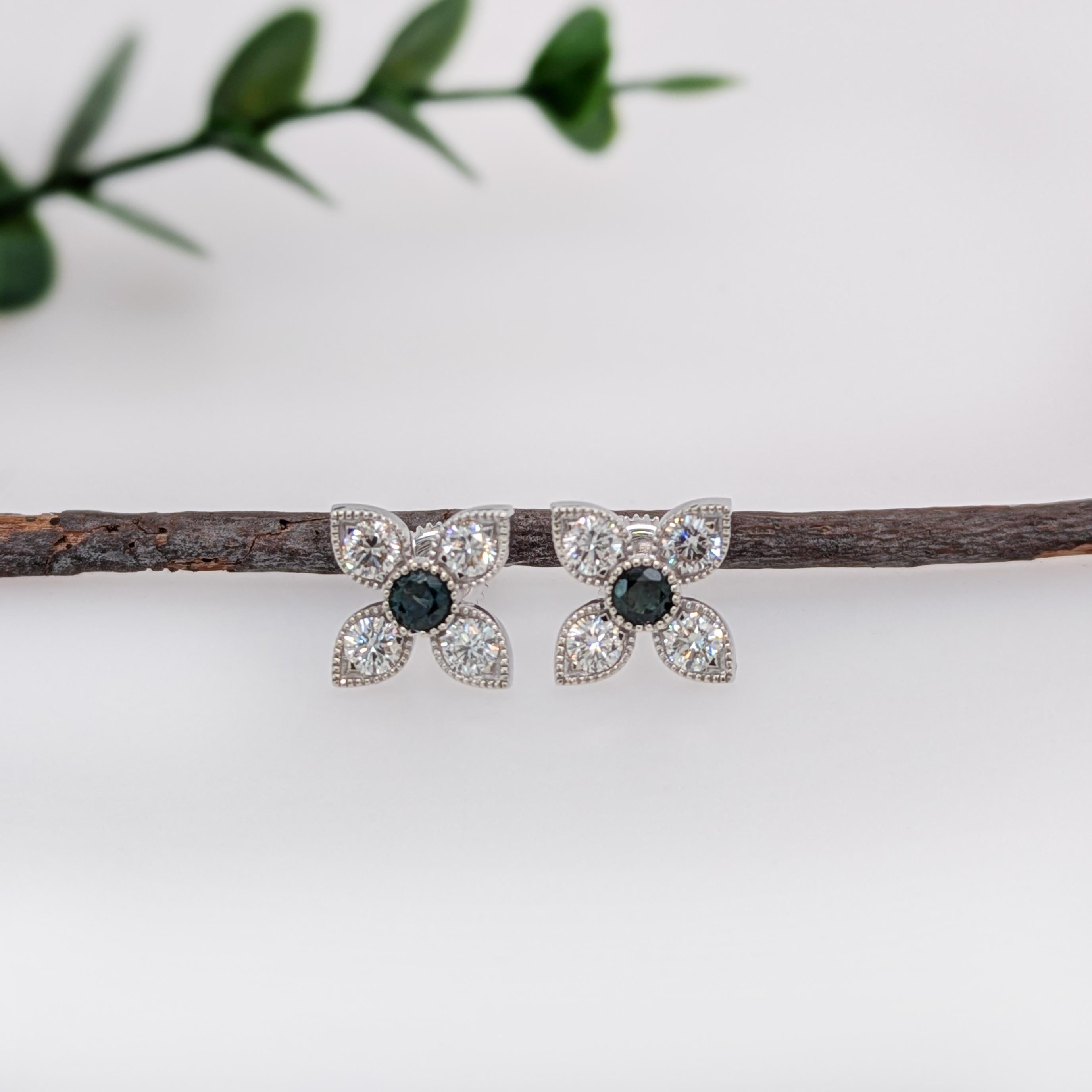 Taglio rotondo Orecchini con alessandrite floreale e accenti di diamanti naturali in oro bianco massiccio 14K in vendita