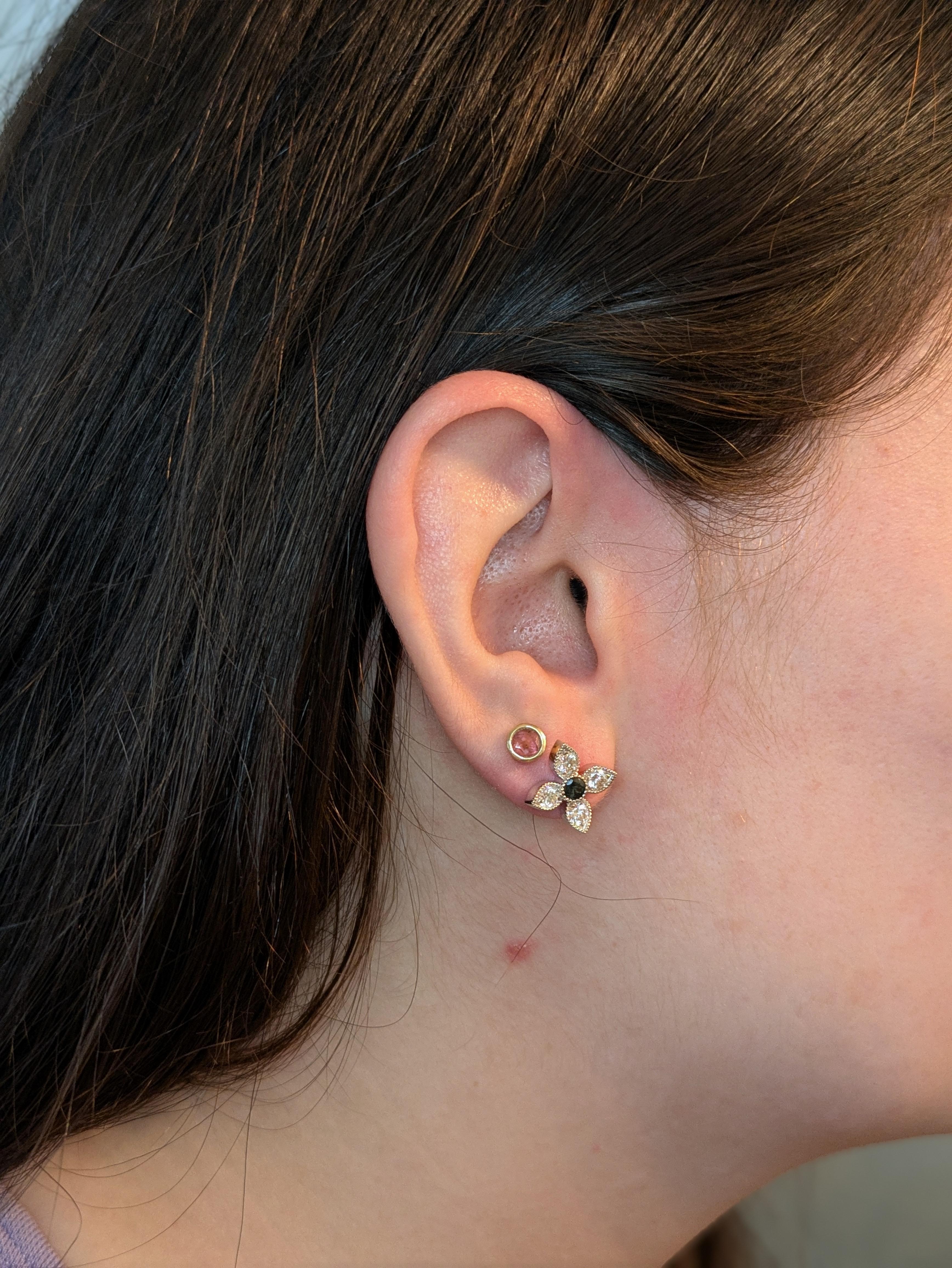 Orecchini con alessandrite floreale e accenti di diamanti naturali in oro bianco massiccio 14K In condizioni Nuovo in vendita a Columbus, OH