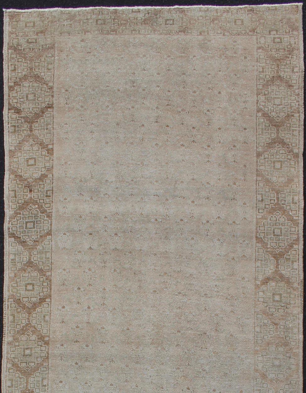 Floral all-over vintage Turkish Oushak runner with faded color palette, Keivan Woven Arts / rug TU-ALK-3583, country of origin / type: Turkey / Oushak, circa 1930

This vintage Turkish Oushak runner (1930) features a unique blend of colors and an