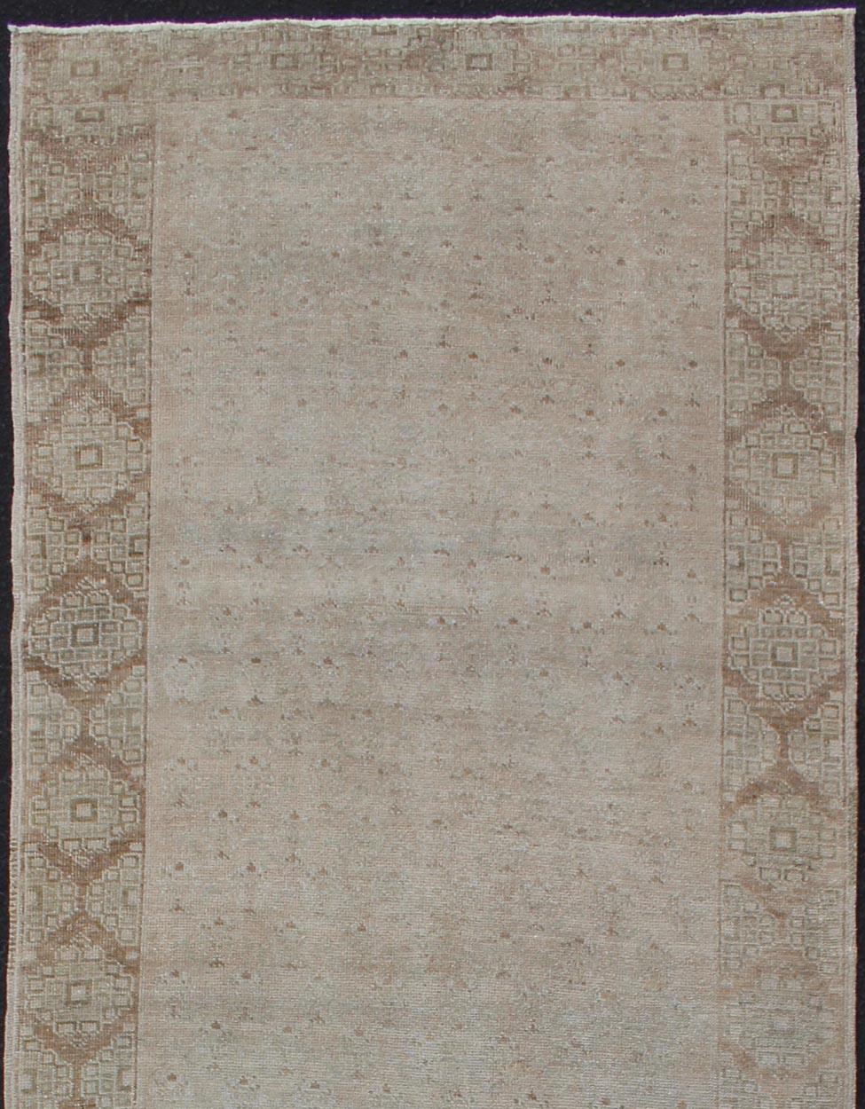 Floraler Allover-Läufer aus türkischem Oushak mit verblasster Farbpalette, Keivan Woven Arts / Teppich TU-ALK-3583, Herkunftsland / Typ: Türkei / Oushak, um 1930

Dieser alte türkische Oushak-Läufer (1930) zeichnet sich durch eine einzigartige