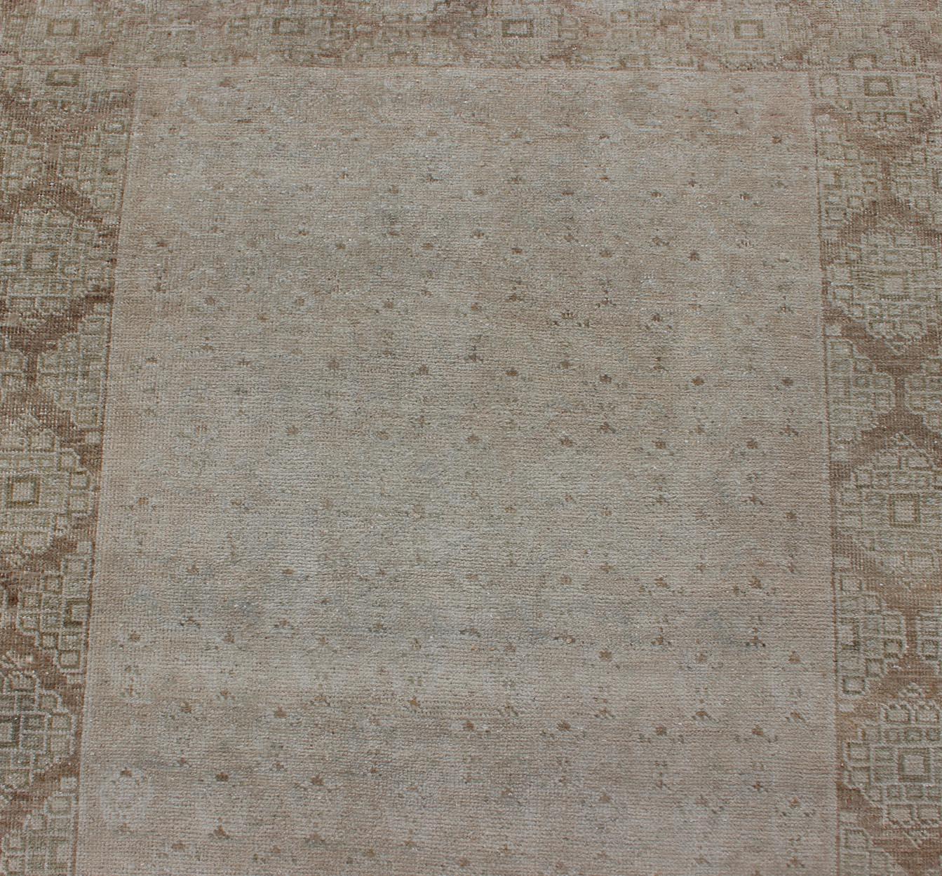Türkischer Oushak-Läufer mit geblümtem All-Over-Medaillon im Vintage-Stil mit verblasster Farbpalette im Angebot 1