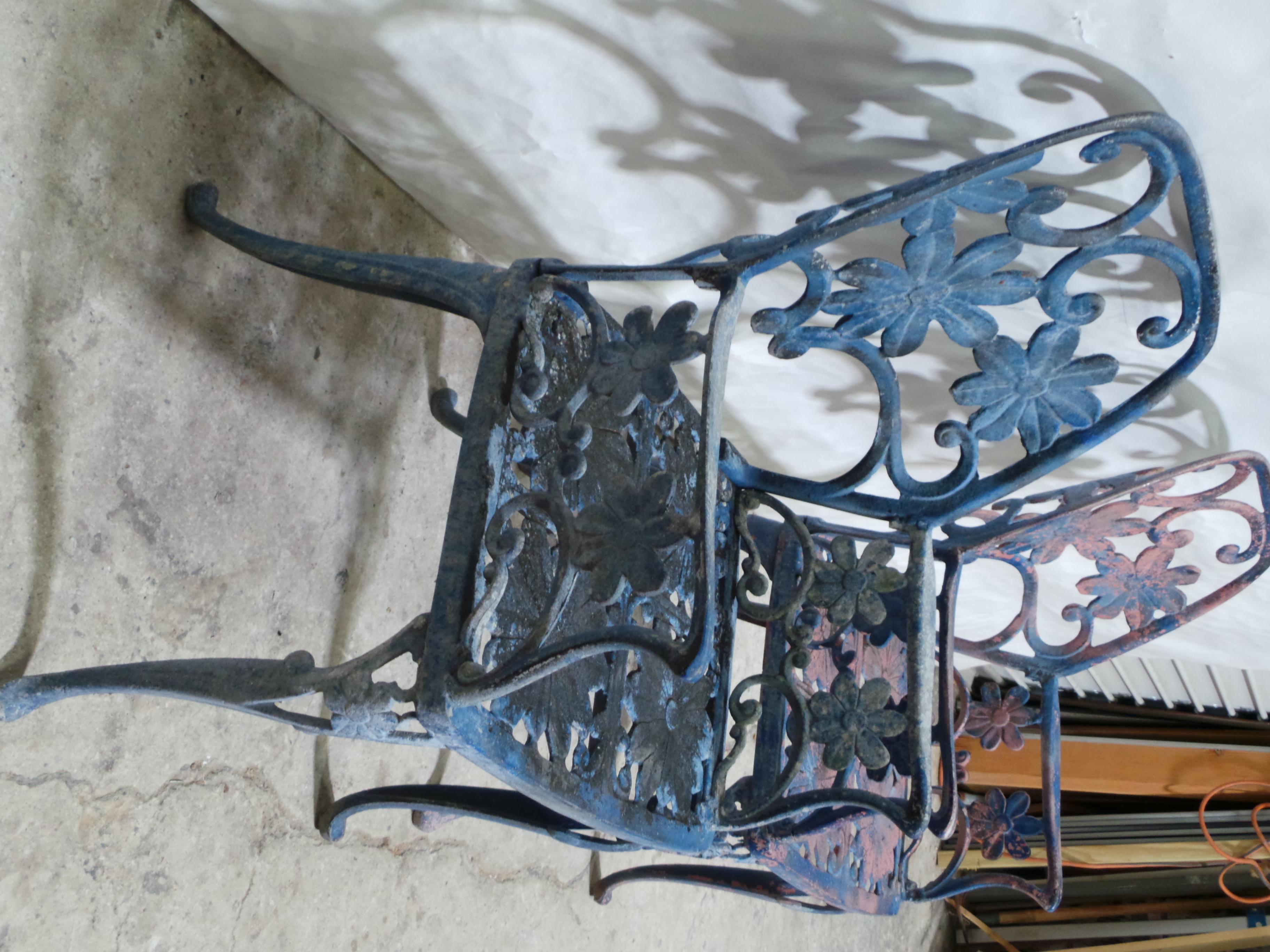 Sillas de Jardín de Aluminio Floral Estilo Mediano Siglo Original Pintadas en Bueno estado para la venta en Hollywood, FL