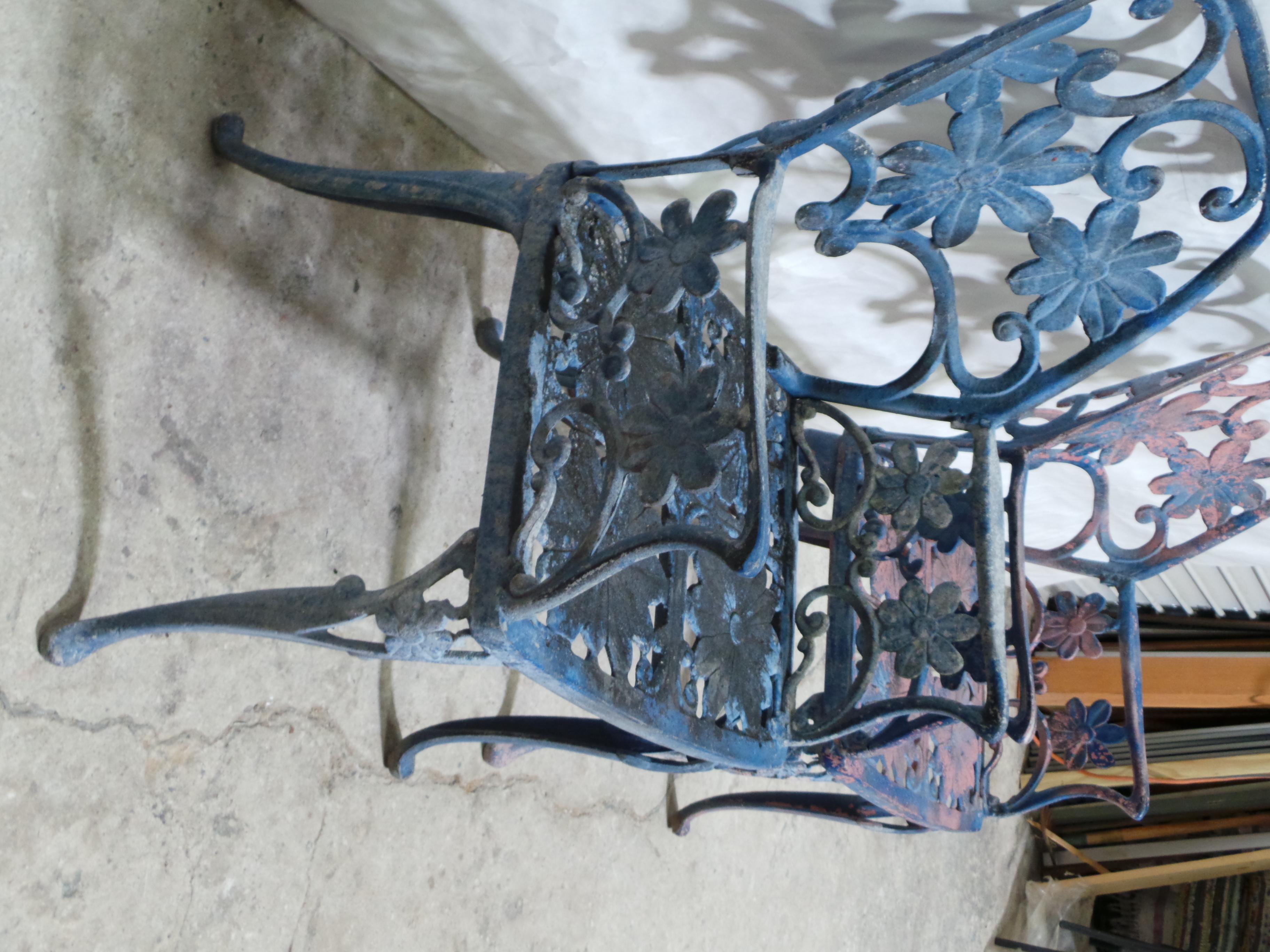 Sillas de Jardín de Aluminio Floral Estilo Mediano Siglo Original Pintadas mediados del siglo XX en venta