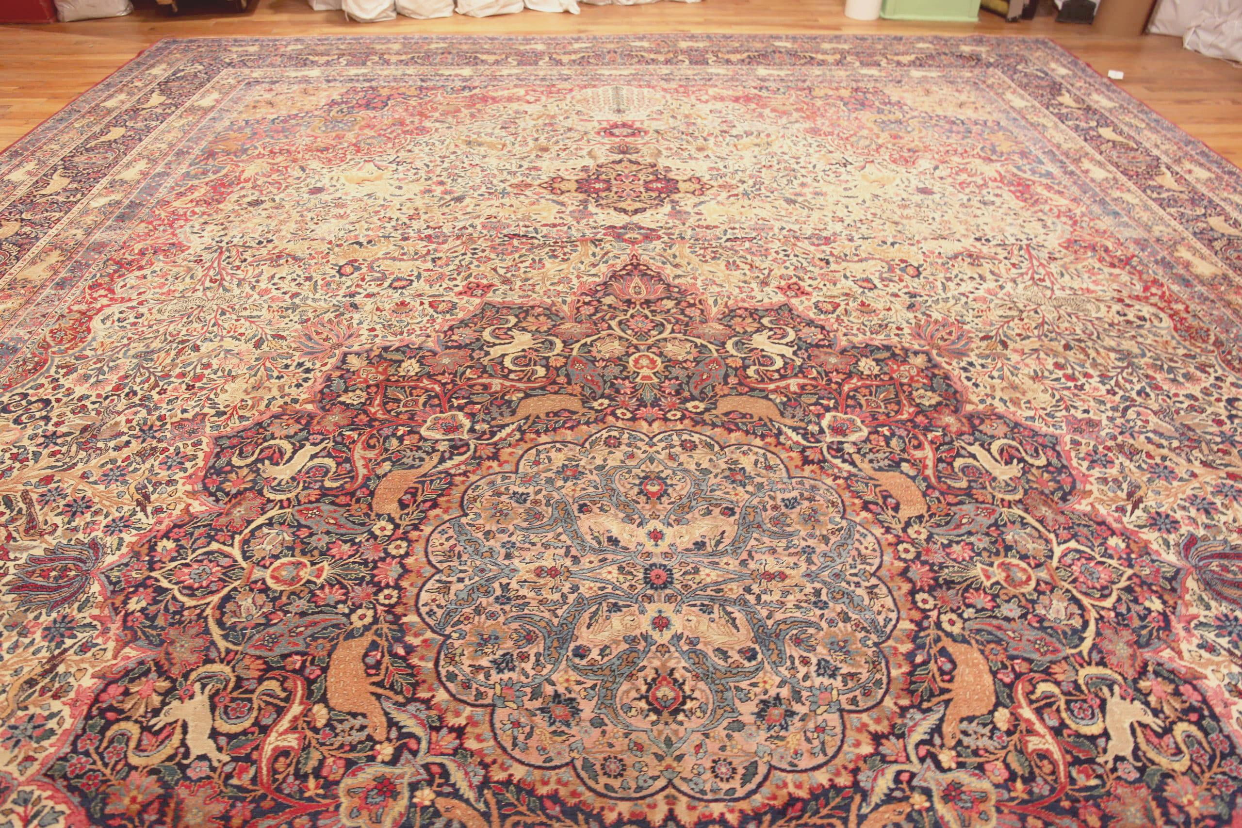Übergroßer antiker persischer Täbris-Teppich mit Blumenmuster und Tiermedaillon in Übergröße 17' x 24'7