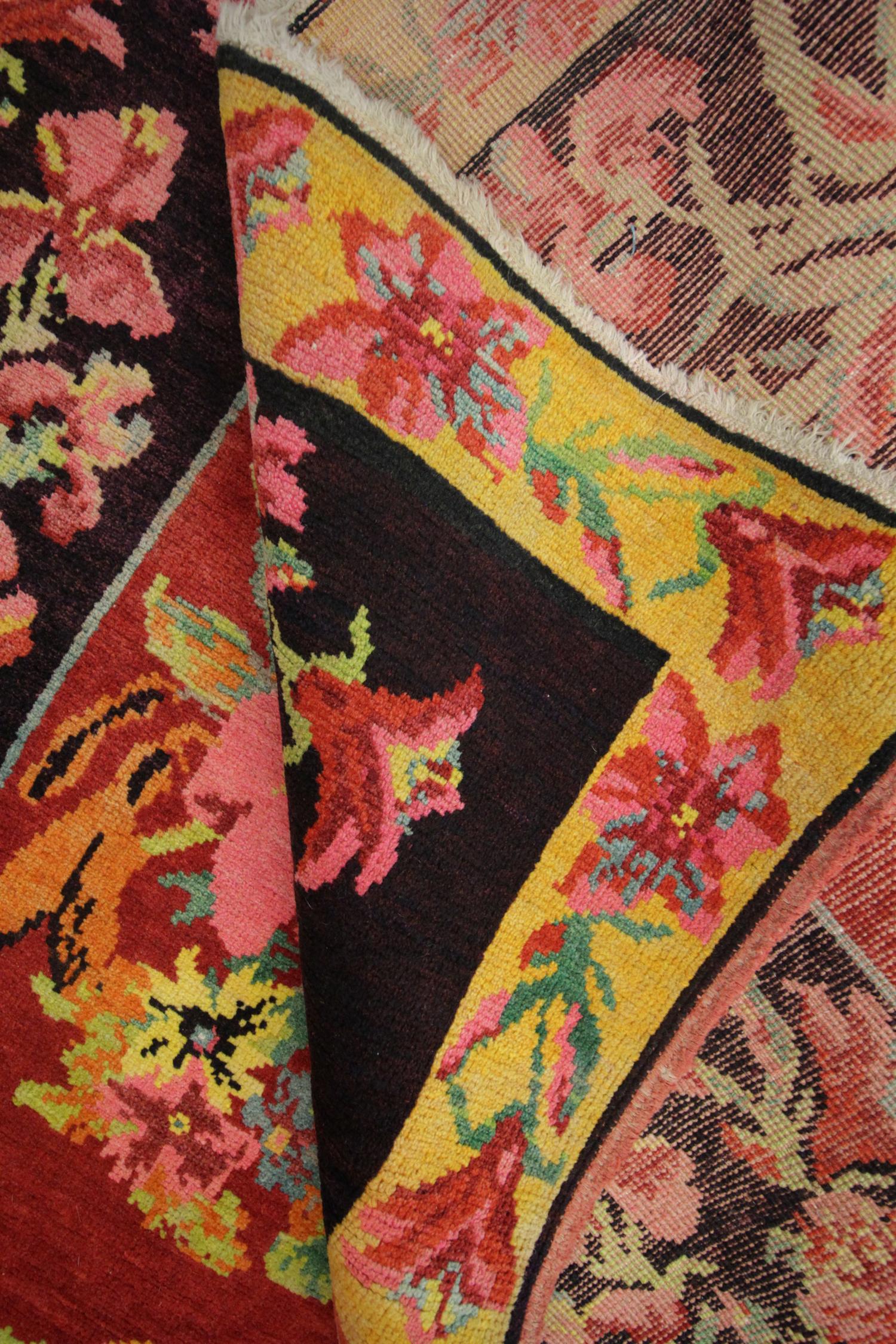 Mid-20th Century Floral Antique Rug, Handmade Carpet and Handwoven Rug Oriental Carpet For Sale