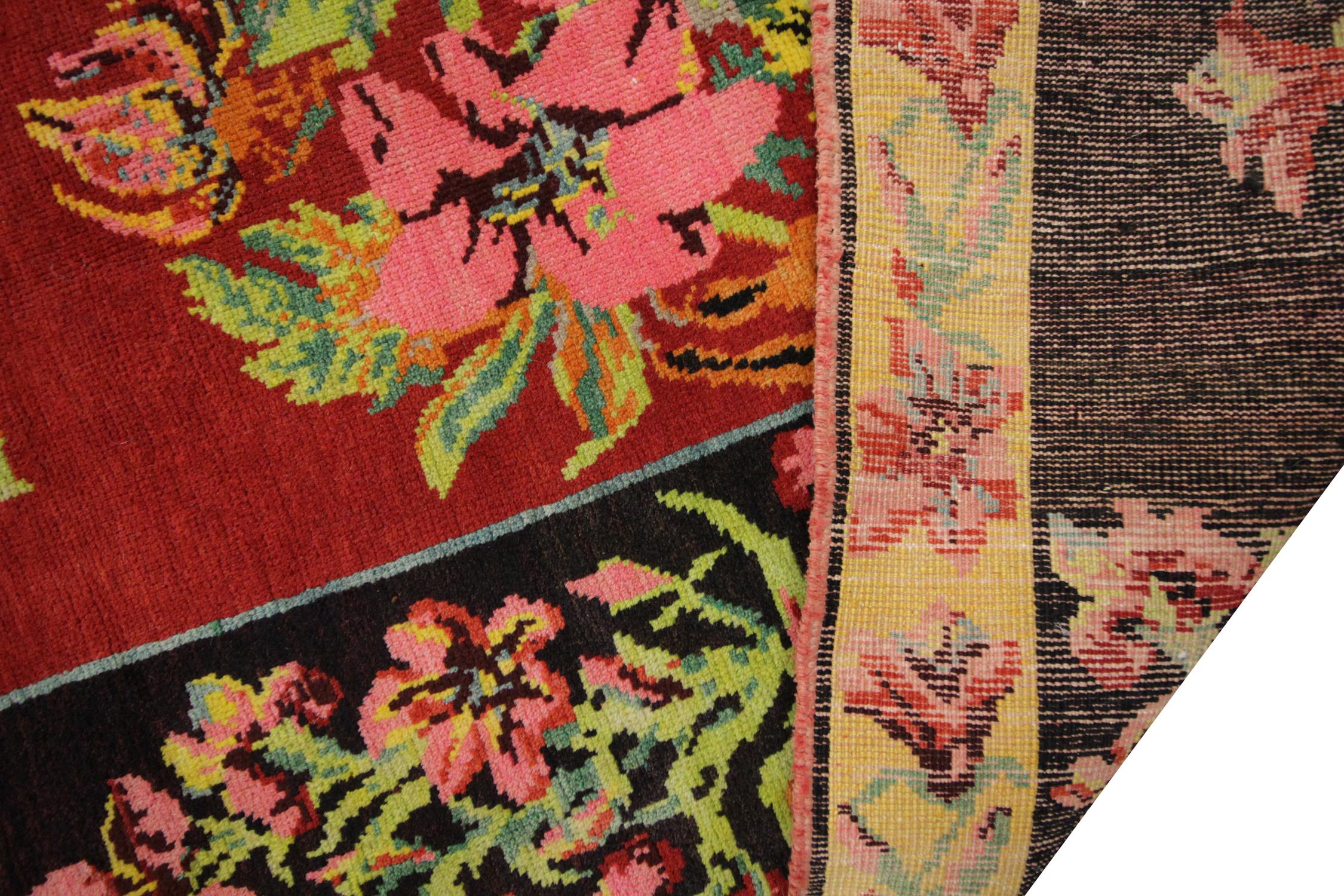 Dieser farbenfrohe Teppich wurde in Karabagh mit traditionellen pflanzlichen Färbetechniken handgewebt und handgefärbt. Dieser flachgewebte Teppich aus Wolle und Baumwolle höchster Qualität ist in den Farben Blau, Orange, Grau, Weiß, Rosa und Rot