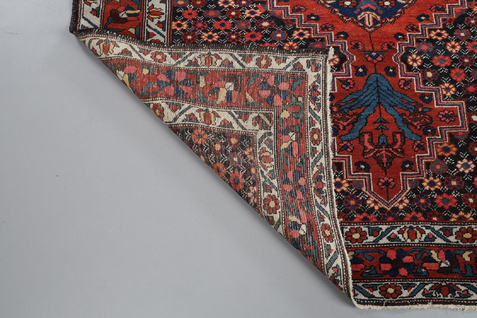 Traditioneller blauer geblümter antiker Teppich aus Wolle für das Wohnzimmer (Aserbaidschanisch) im Angebot