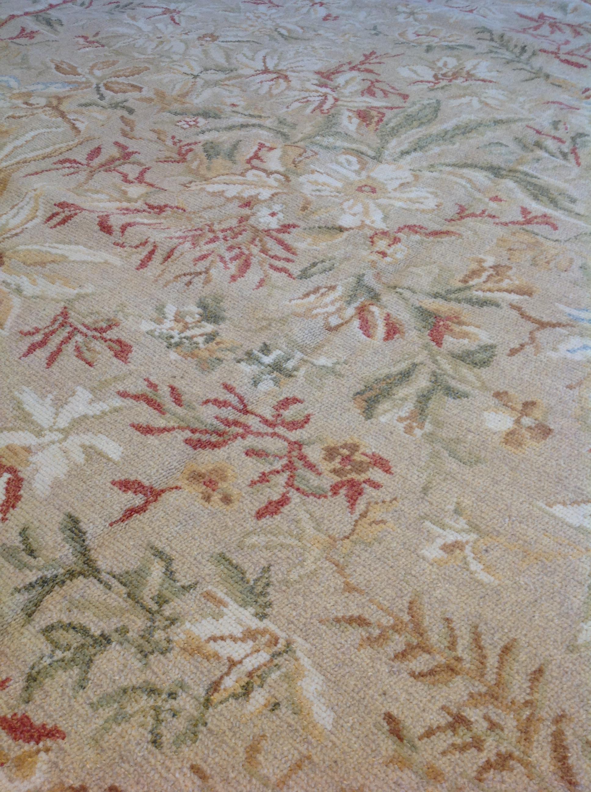 Floral Area Rug In New Condition For Sale In Los Angeles, CA