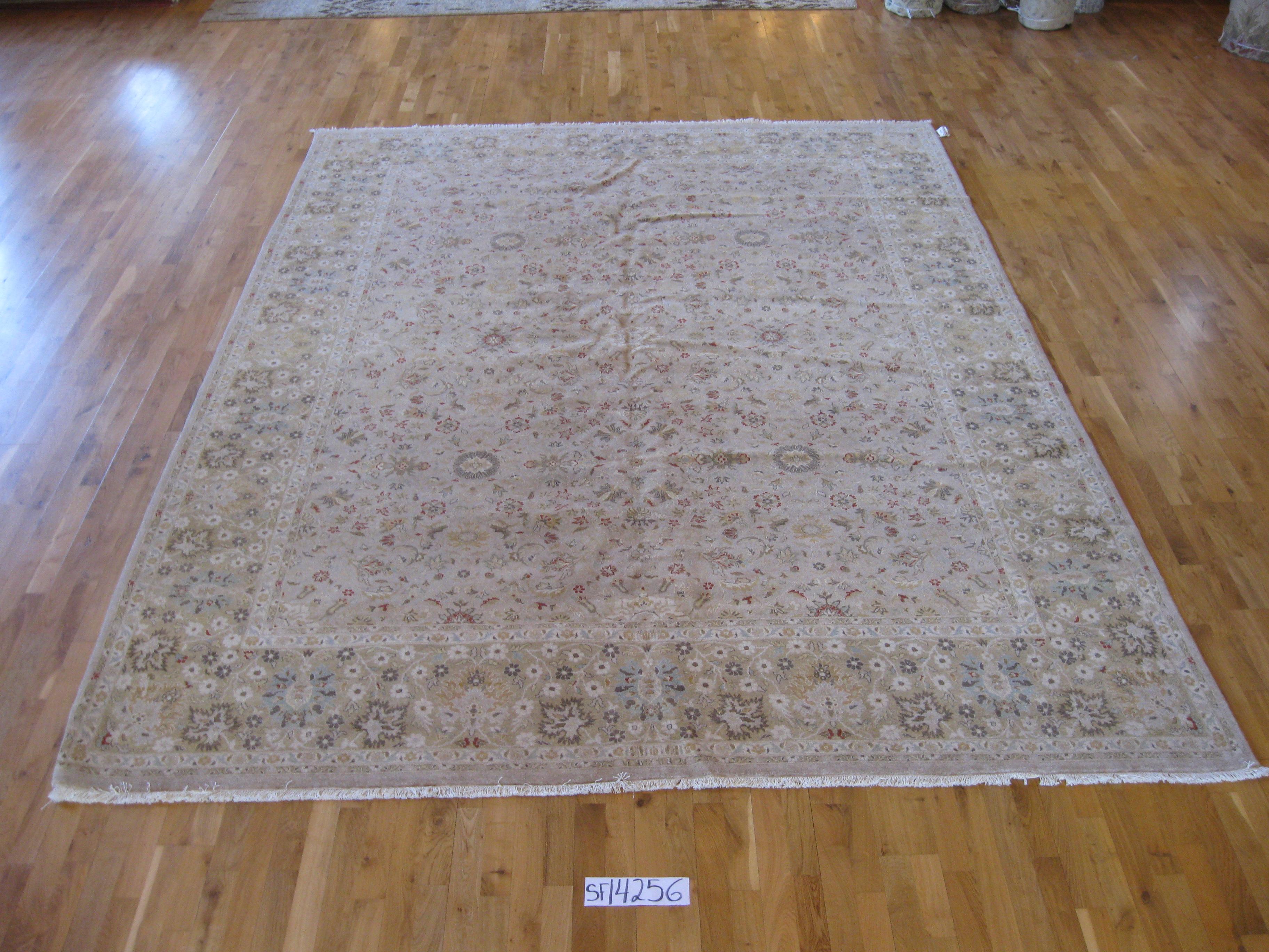 Faites entrer le jardin à l'intérieur avec ce charmant tapis floral. Le grand panneau central présente un léger imprimé floral sur un fond beige, tandis que le cadre de la bordure jaune/or contient un ruban de fleurs plus dense. Une pièce vivante