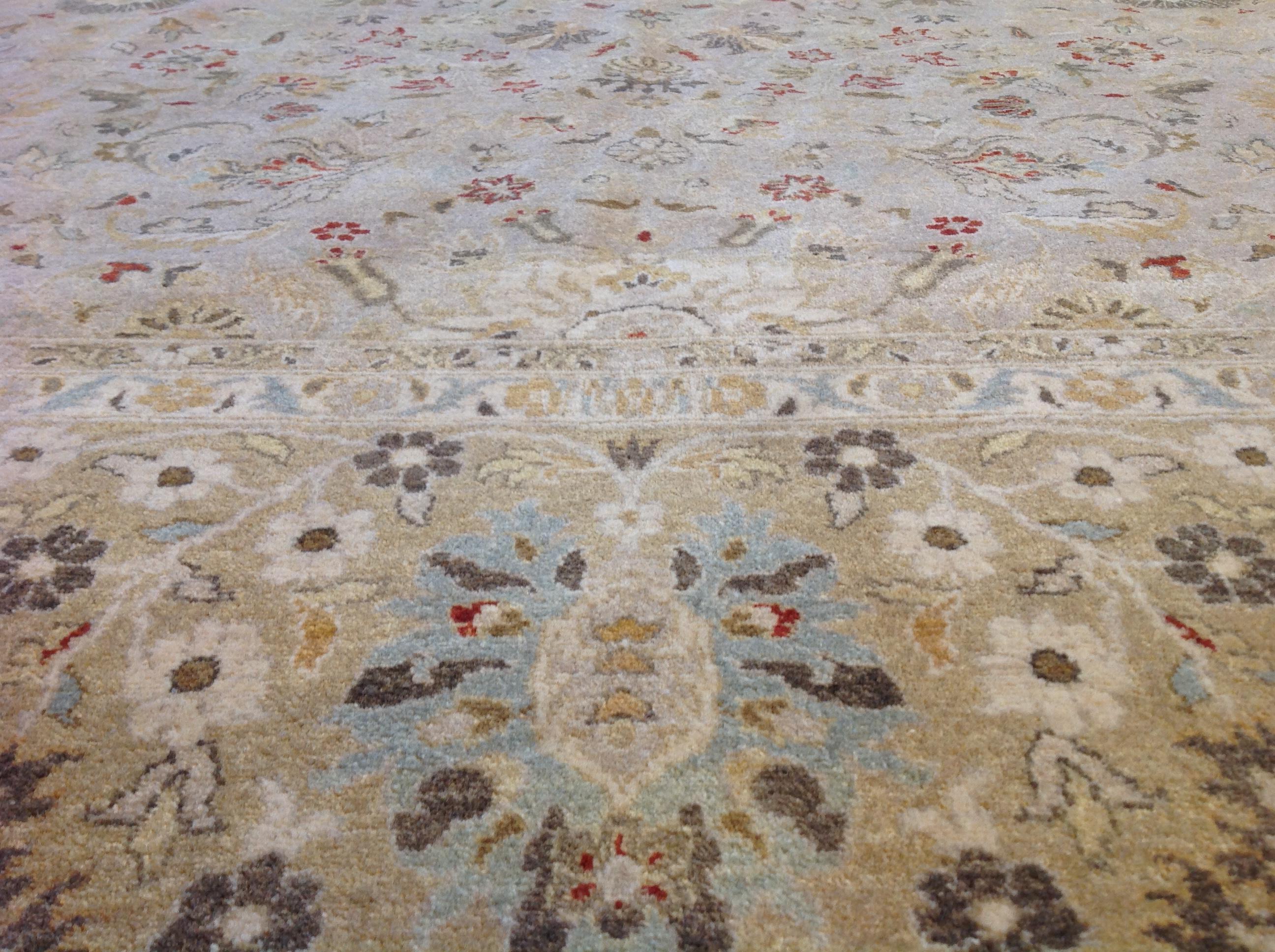 XXIe siècle et contemporain Tapis à motifs floraux beige, vert et or en vente