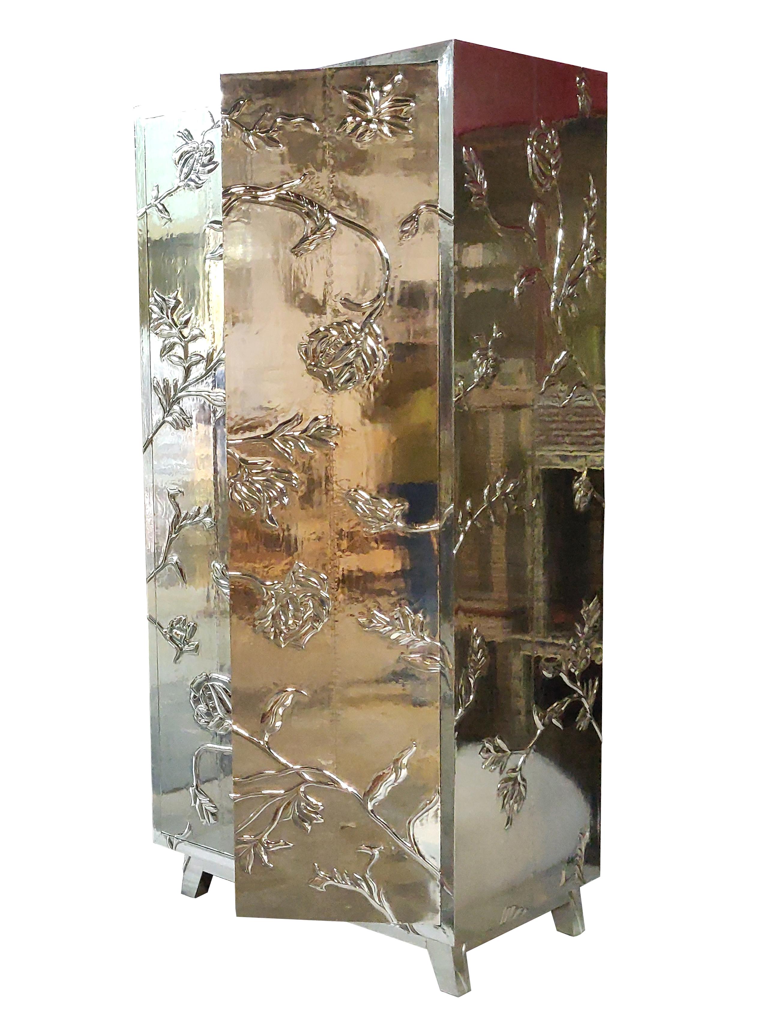 Autre Armoire à fleurs en métal bronze blanc recouvert de MDF fabriquée à la main en Inde en vente