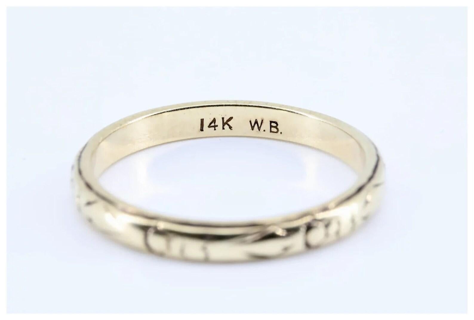 Floral Art Deco Engraved Wedding Band in 14K Yellow Gold In Good Condition For Sale In Boston, MA