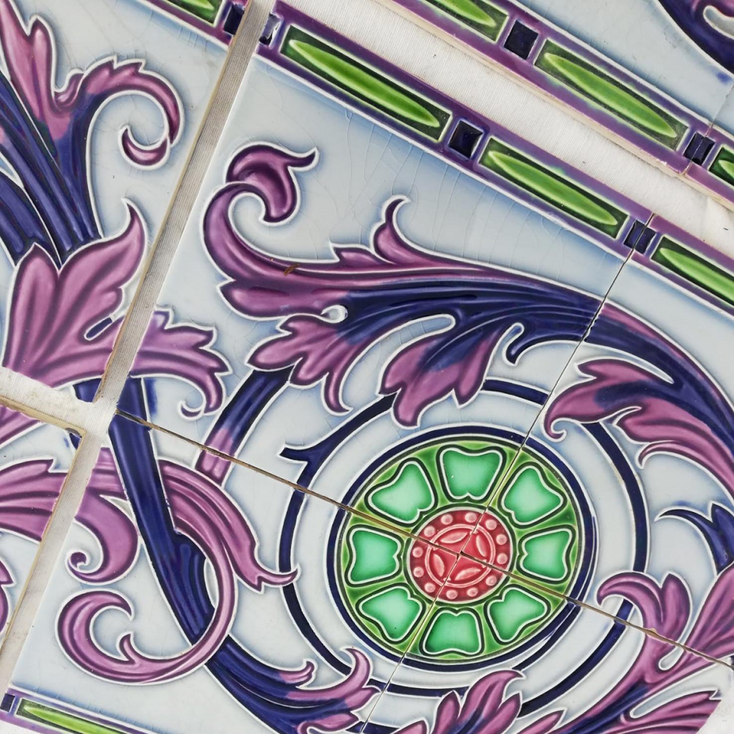 Azulejos florales Art Déco en relieve esmaltados de Gilliot, Hemiksem, hacia 1920 en venta 4