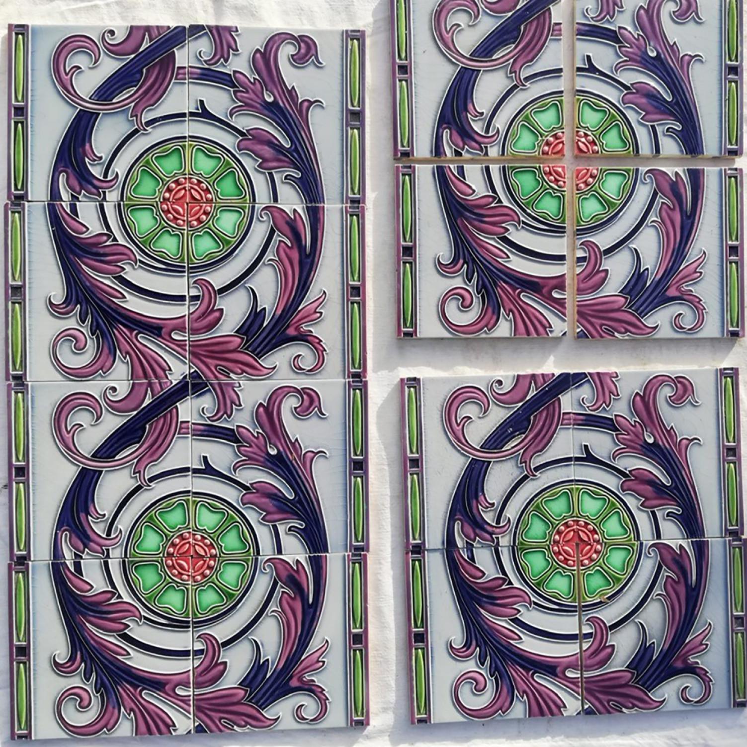 1 de los 60 azulejos hechos a mano en ricos colores púrpura y azul claro esmaltados con un hermoso diseño floral circular. Fabricado hacia 1920 por Gilliot Hemiksem, Bélgica.  Un juego de baldosas está dividido en cuatro cuadrados, cada uno