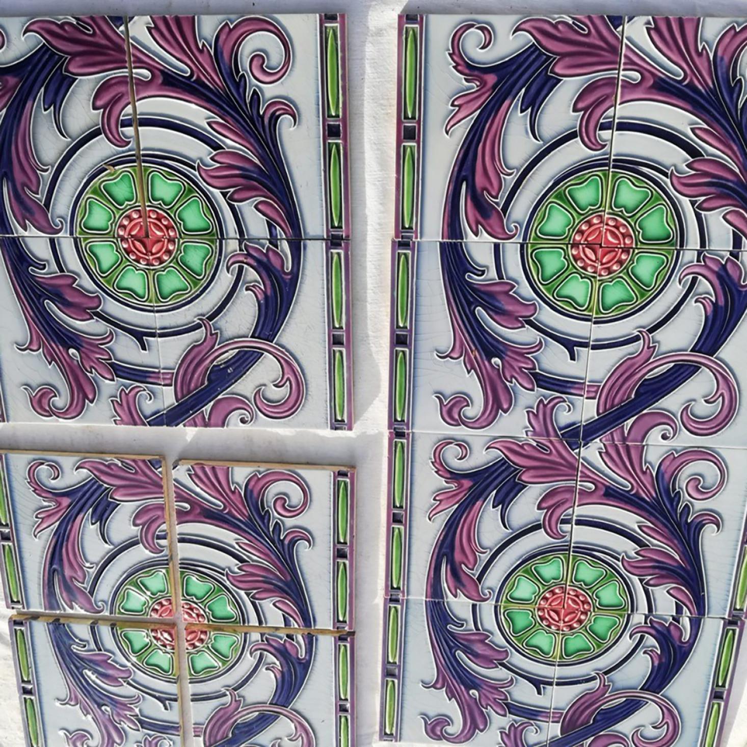 Azulejos florales Art Déco en relieve esmaltados de Gilliot, Hemiksem, hacia 1920 Art Decó en venta