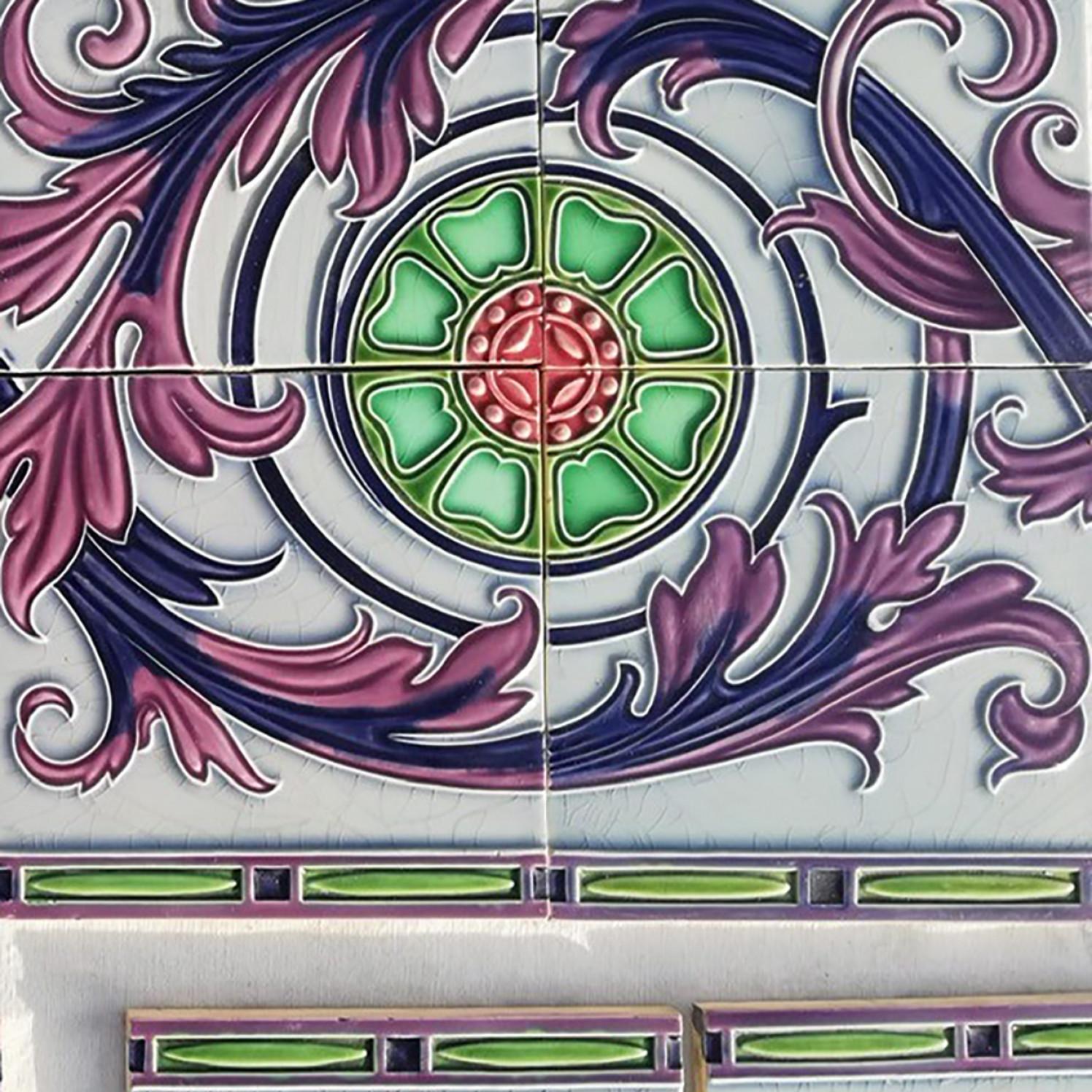Azulejos florales Art Déco en relieve esmaltados de Gilliot, Hemiksem, hacia 1920 Belga en venta