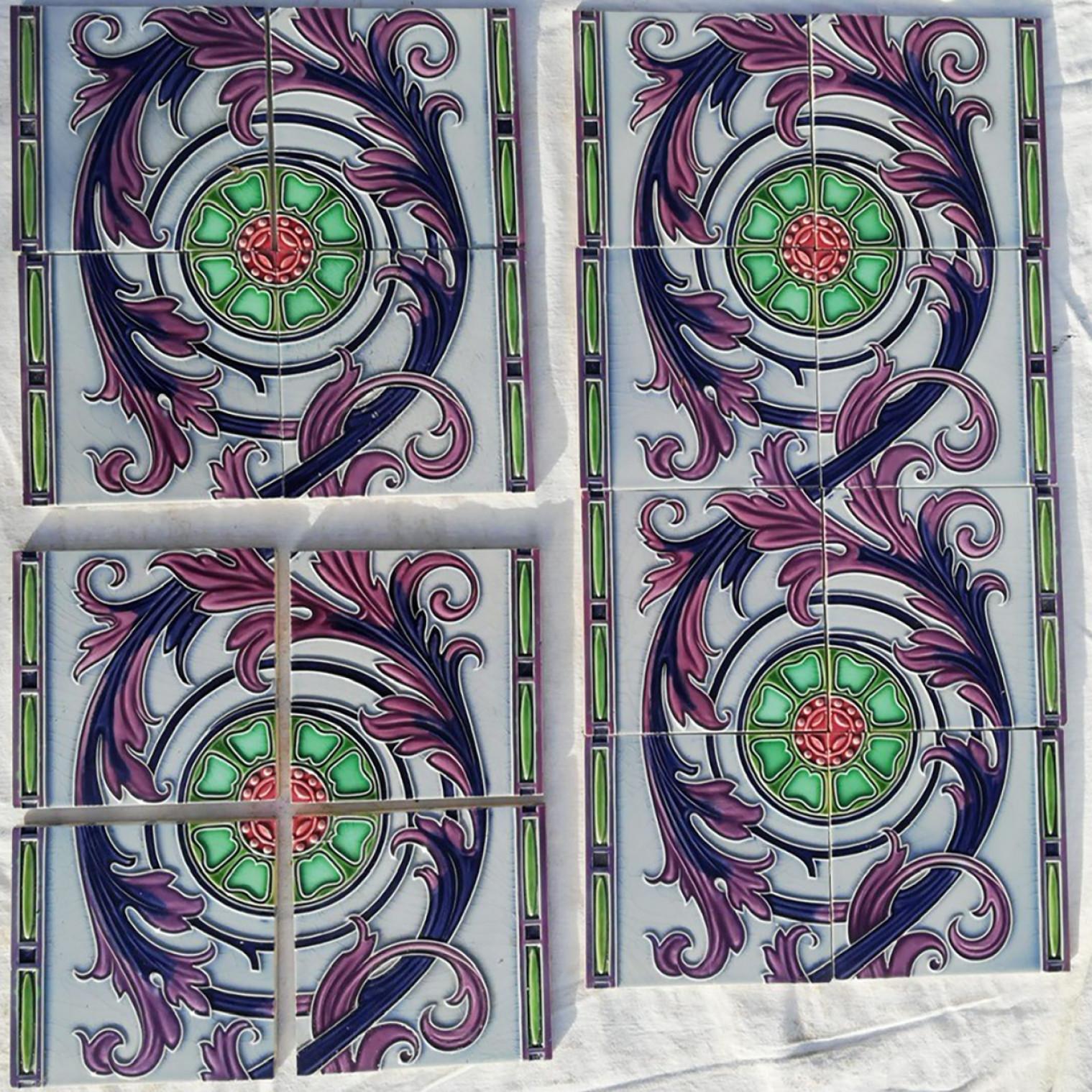 Azulejos florales Art Déco en relieve esmaltados de Gilliot, Hemiksem, hacia 1920 Glaseado en venta