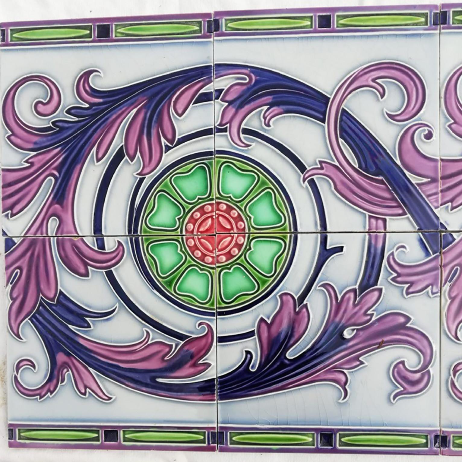 Azulejos florales Art Déco en relieve esmaltados de Gilliot, Hemiksem, hacia 1920 en Bueno estado para la venta en Rijssen, NL