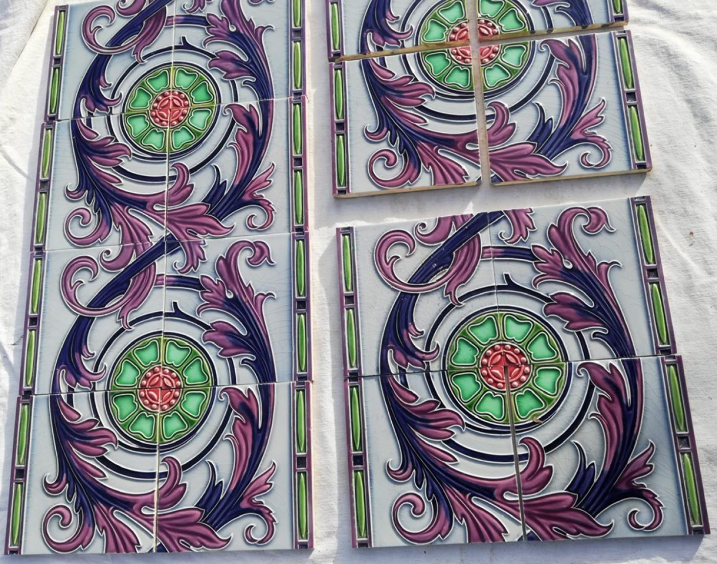 Azulejos florales Art Déco en relieve esmaltados de Gilliot, Hemiksem, hacia 1920 principios del siglo XX en venta