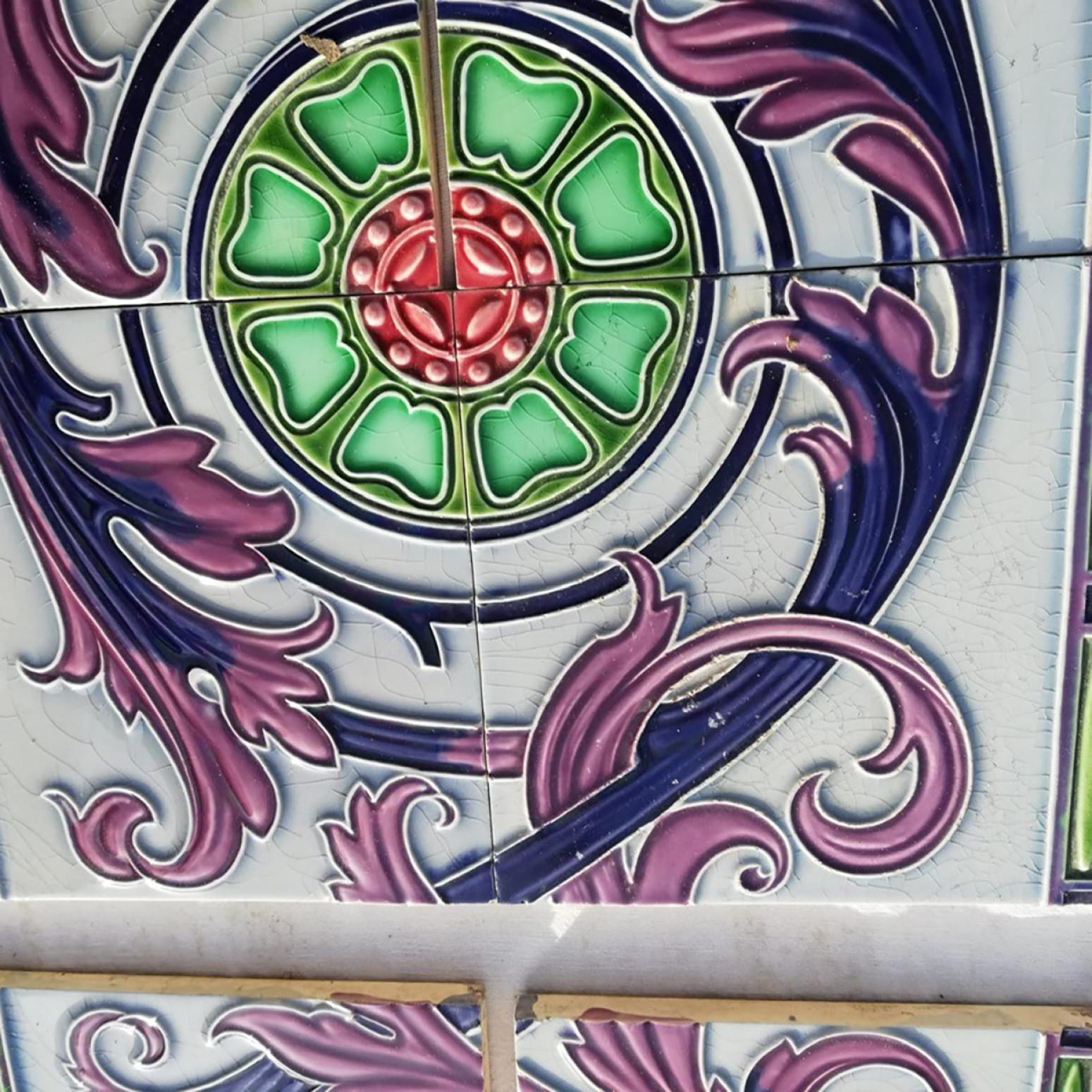 Azulejos florales Art Déco en relieve esmaltados de Gilliot, Hemiksem, hacia 1920 Cerámico en venta
