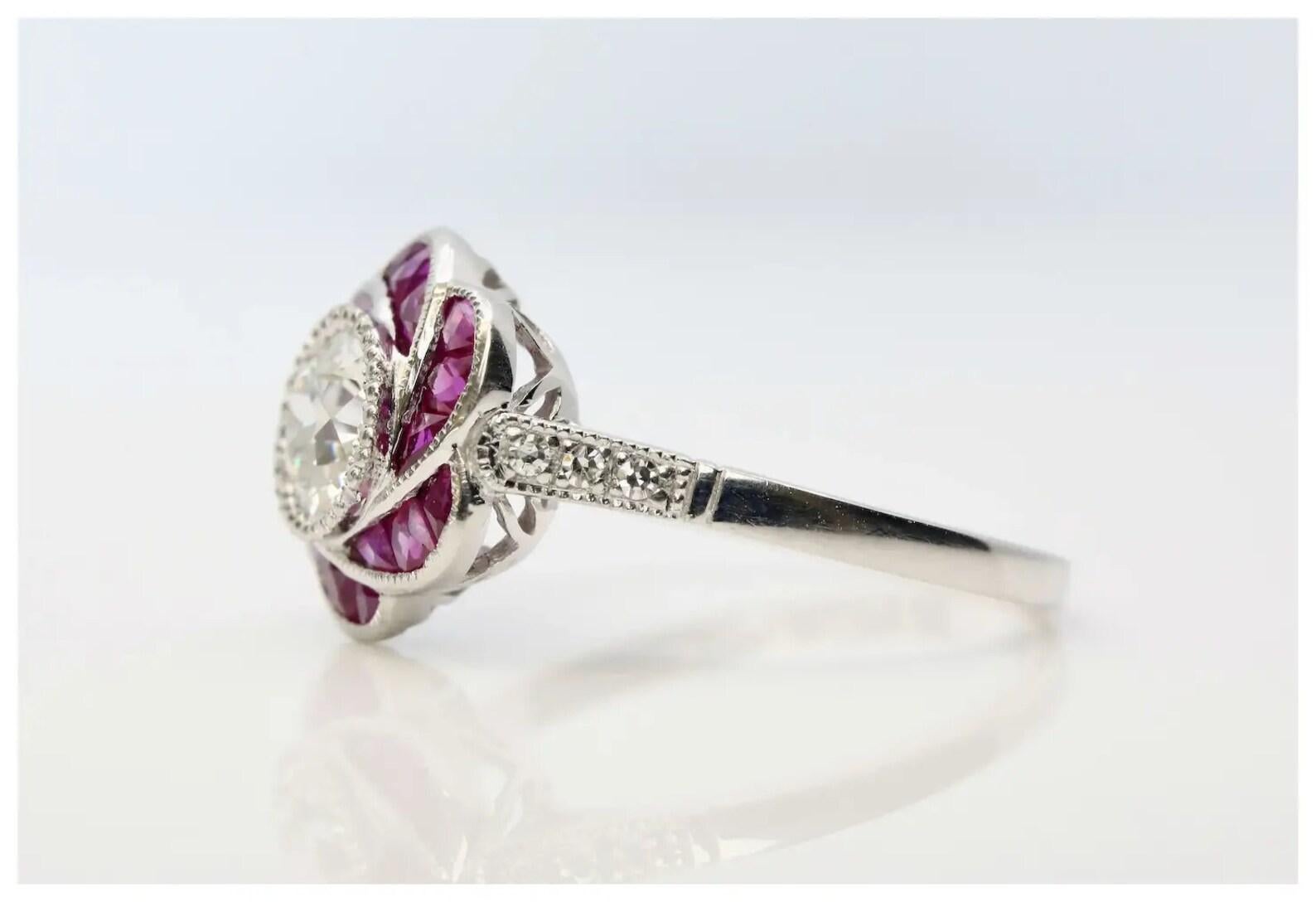 Aston Estate Jewelry Presenta:

Anillo de compromiso de diamantes y rubíes con forma de flor, estilo Art Decó, en platino.

Centrado por un diamante talla europea antigua de 0,85 quilates de color H y claridad VS2 engastado en un bisel de
