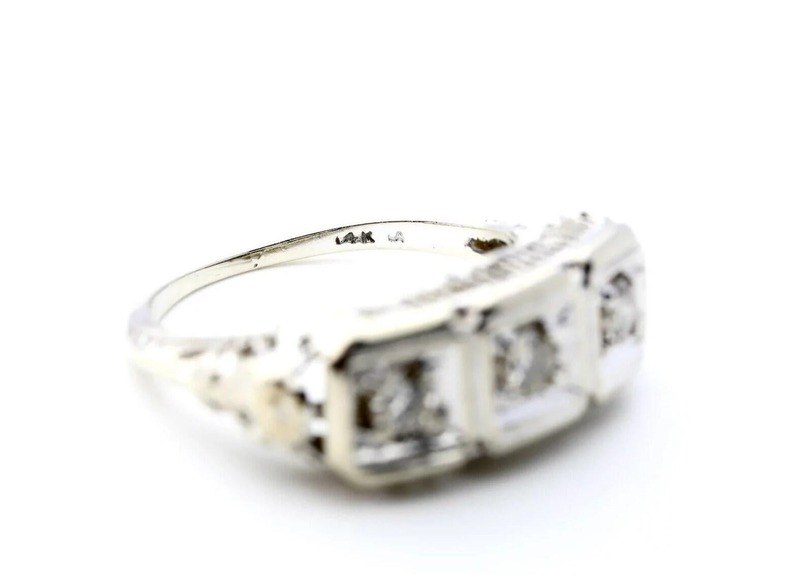 Floral Art Deco Three Stone Diamond Filigree Ring in 14K White Gold In Good Condition For Sale In Boston, MA