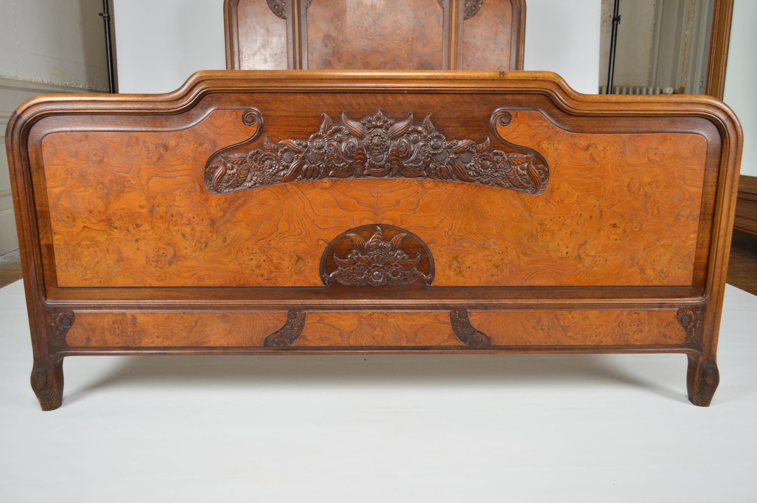 Floral Art Nouveau Bedroom Set of 5 in Carved Walnut, France, circa 1910 For Sale 1