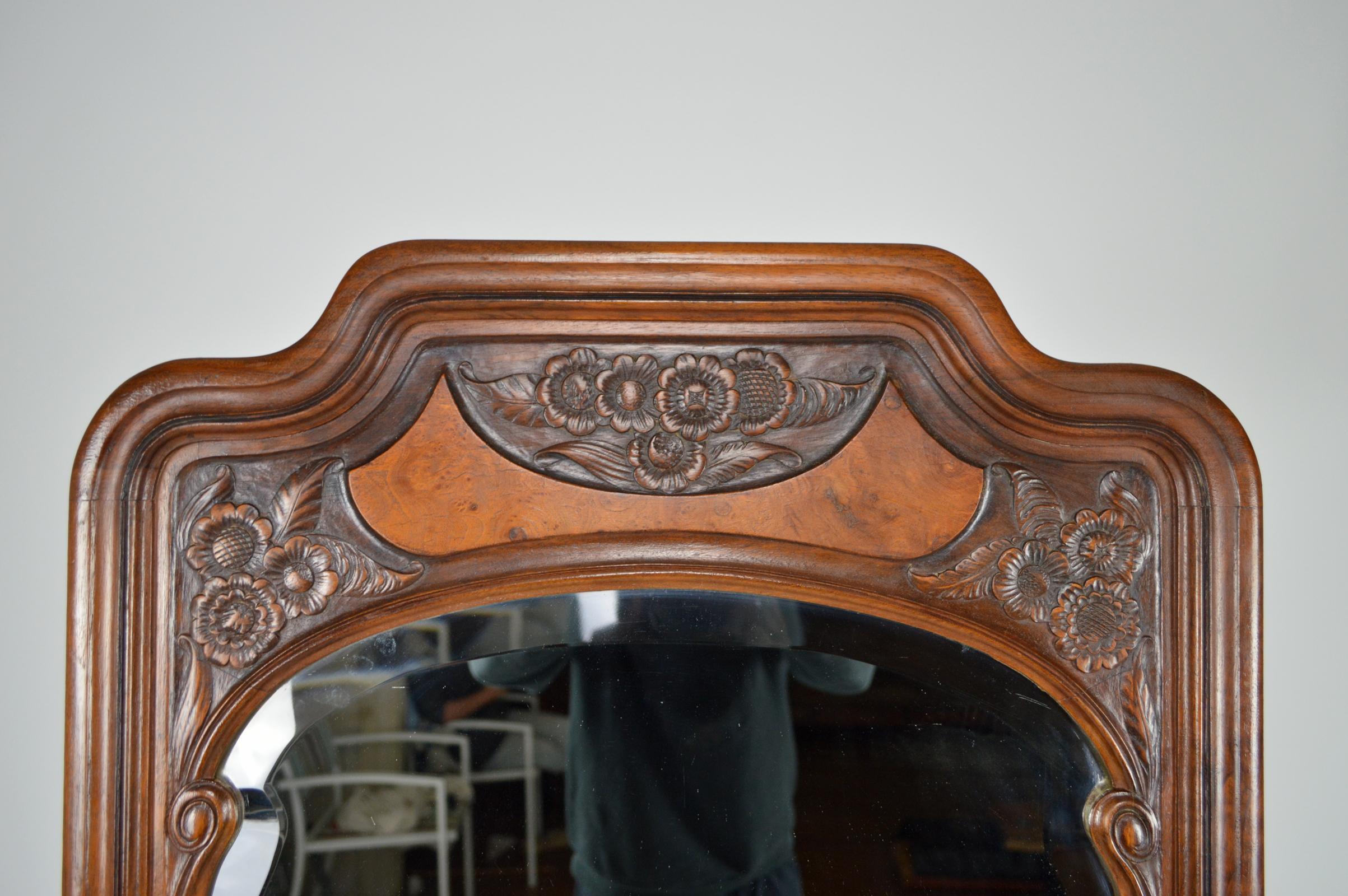 Floral Art Nouveau Bedroom Set of 5 in Carved Walnut, France, circa 1910 For Sale 5