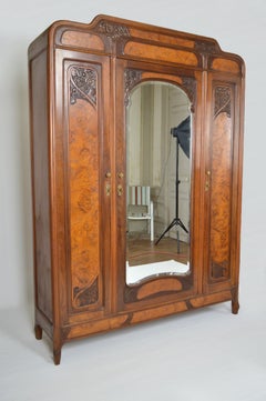 Floral Art Nouveau Bedroom Set of 5 in Carved Walnut, France, circa 1910
