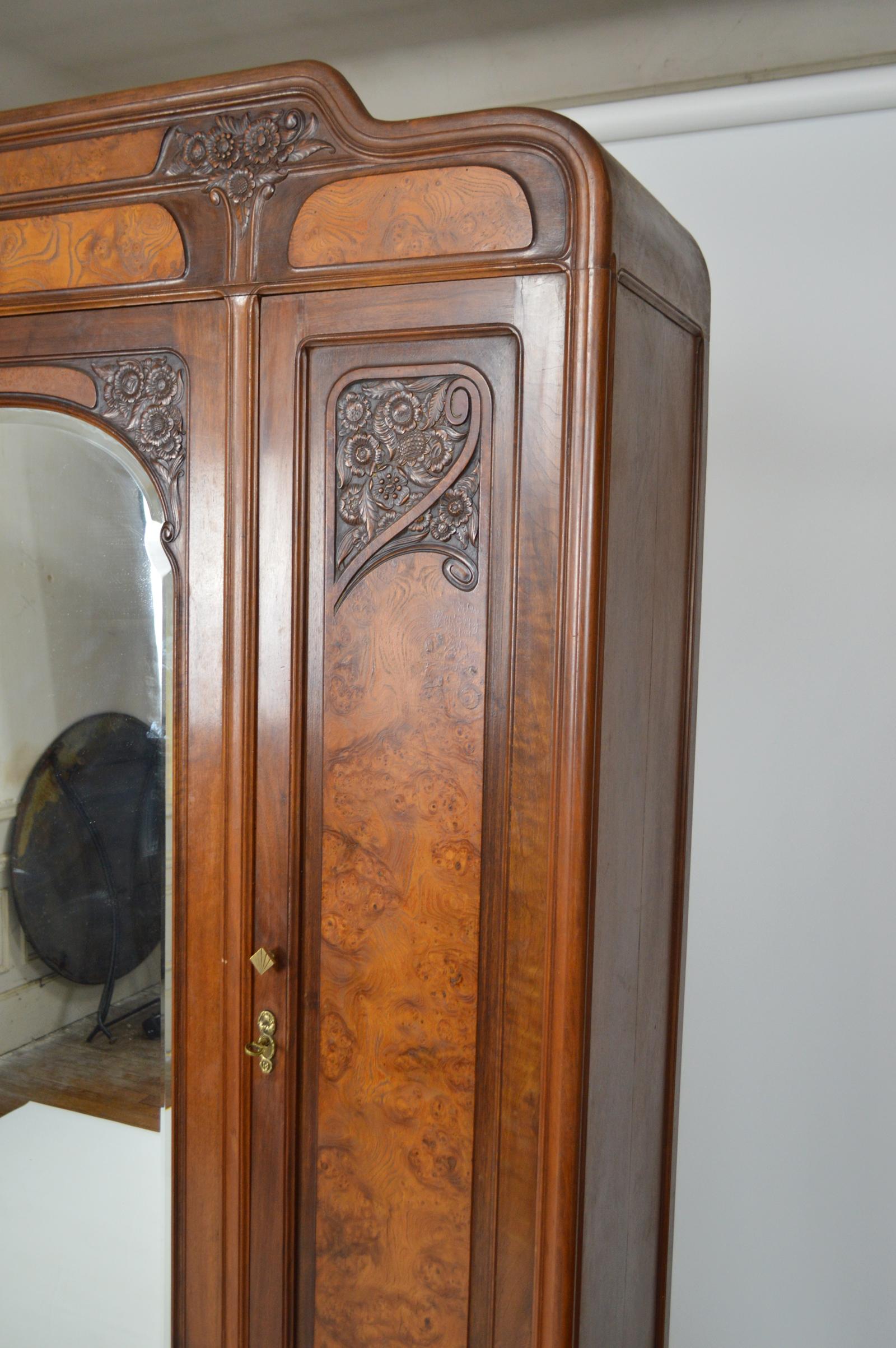 French Floral Art Nouveau Bedroom Set of 5 in Carved Walnut, France, circa 1910 For Sale